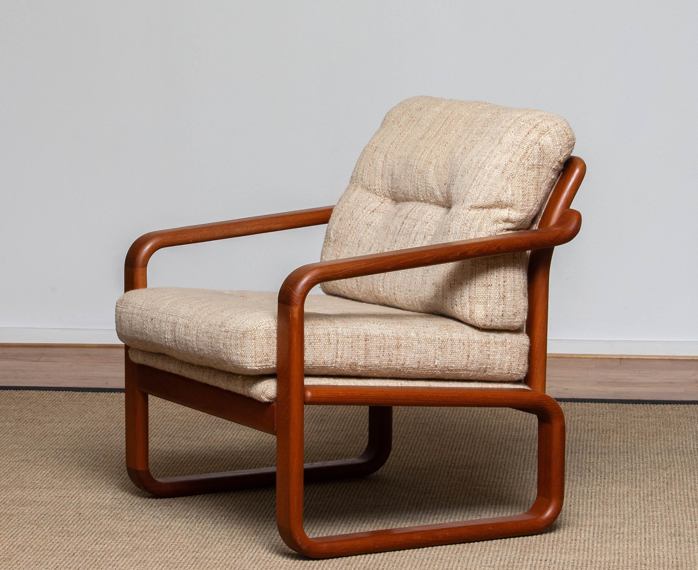 Tipica e bellissima poltrona artigianale degli anni '80, progettata e realizzata da Dhs Designs in Danimarca. Solo i migliori materiali e tecniche sono utilizzati per costruire questa sedia che sostiene alla grande. Nel complesso in ottime