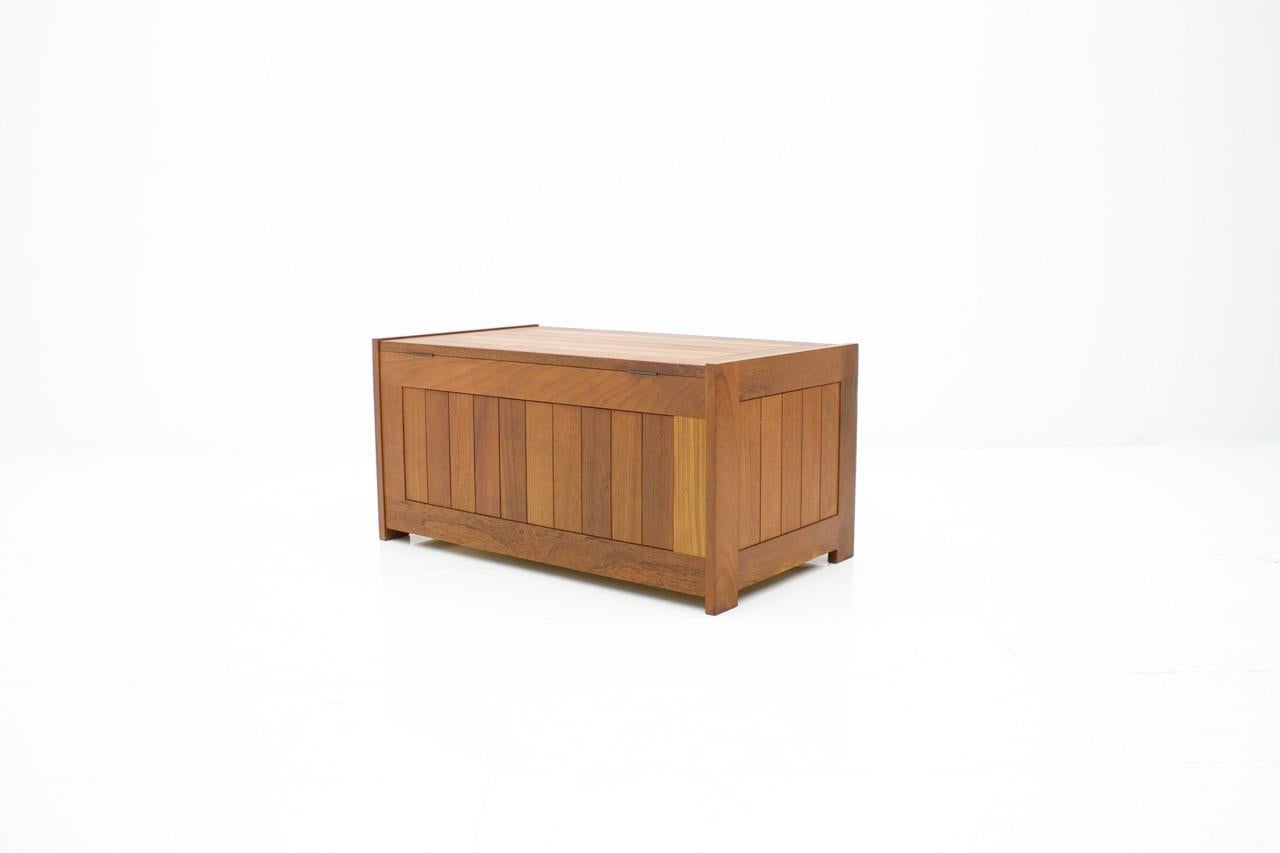 A rare teak wood blanket box by O Schjoll & bk Handest for Randers, Denmark, 1966.

Solid teak wood. 
Very good condition.