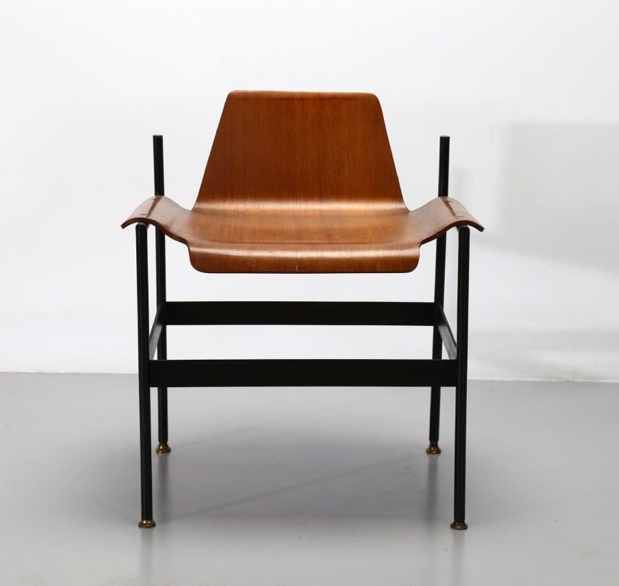 Rinaldo Scaioli- Eugenia Alberti Reggio.
Chair.
Teak wood, painted metal and brass.
Manufactured by La Permanente mobili Cantù, Italy, 1959.
Measures: width 53 x depth 42 x height 59 cm.
