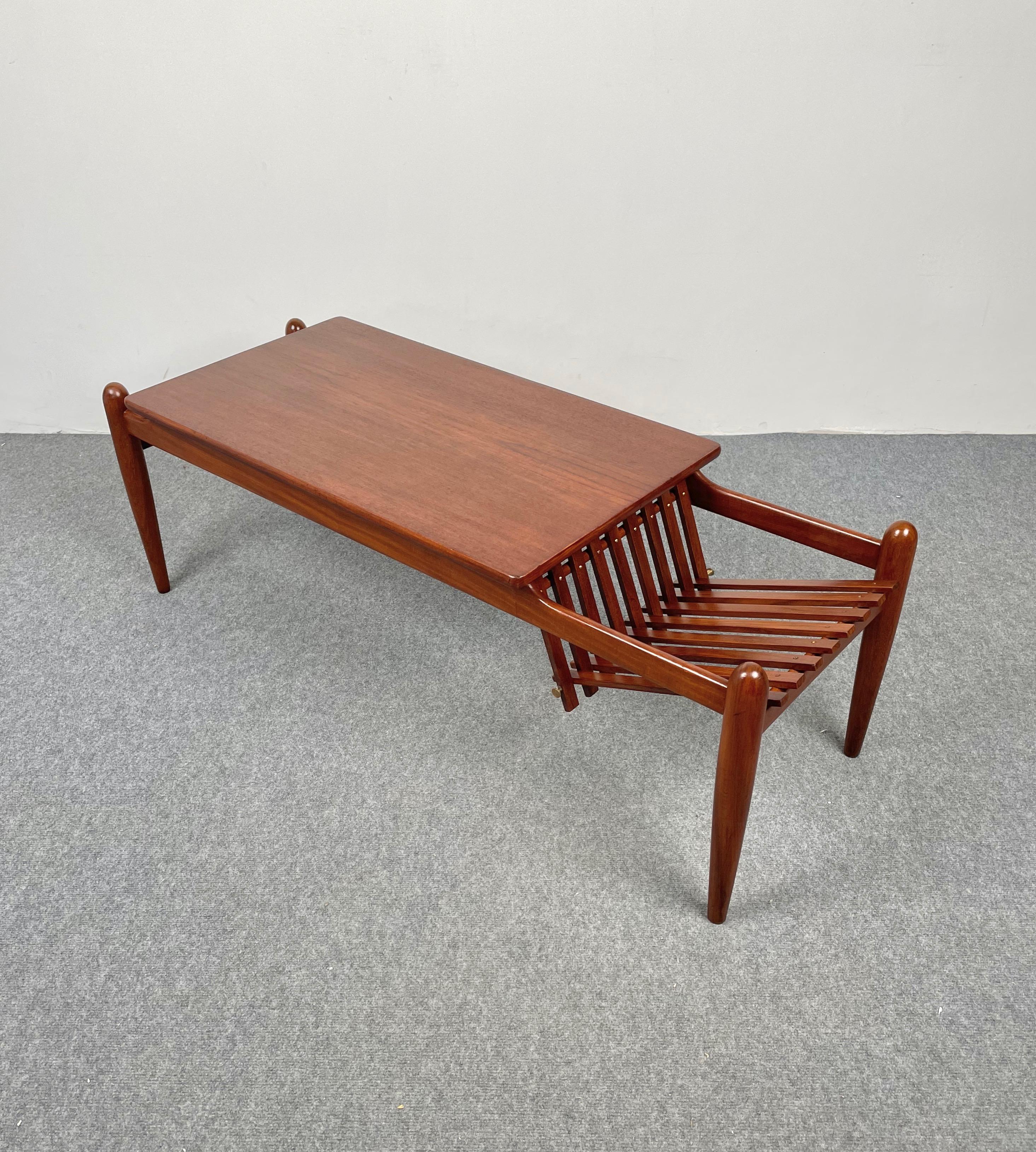 Teak Wood Coffee Table Magazine Rack, Italy, 1960s In Good Condition For Sale In Rome, IT