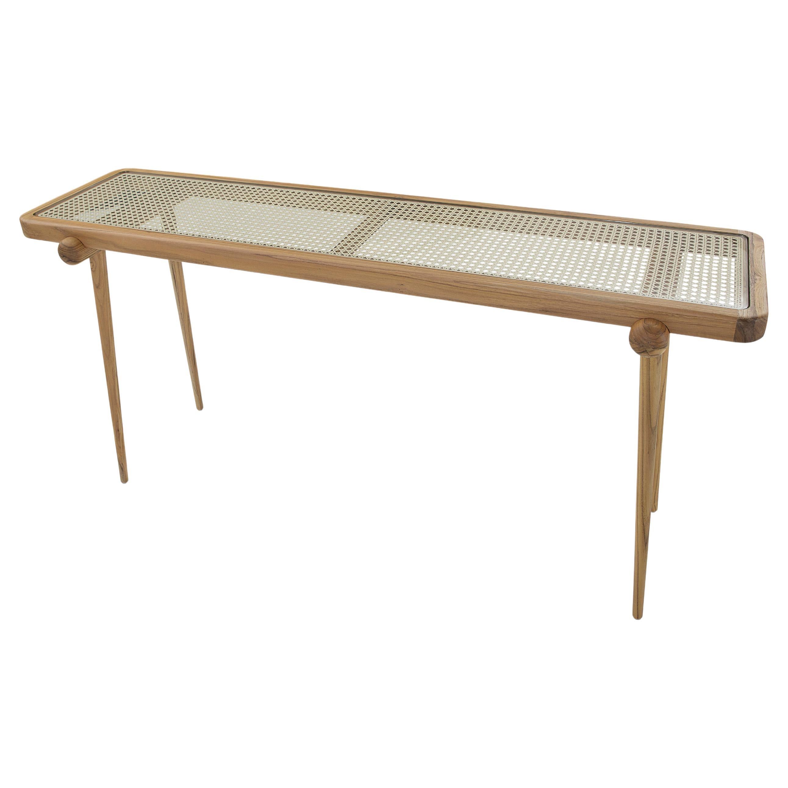 Console en bois de teck Design/One Design/One Design par Uultis Design Studio avec canne de 63 pouces de large et plateau en verre. *Veuillez vérifier la disponibilité avant l'achat.

La table console Temper est une pièce polyvalente et élégante,