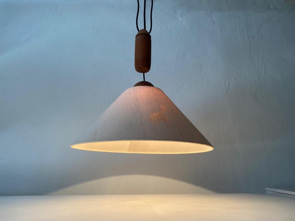 Teak wood & fabric shade counterweight pendant lamp by Domus, 1980s Italy

Minimalist and rare design. 

Lampshade is in good condition and clean. 
This lamp works with E27 light bulb. 
Max 100W Wired and suitable to use with 220V and 110V for