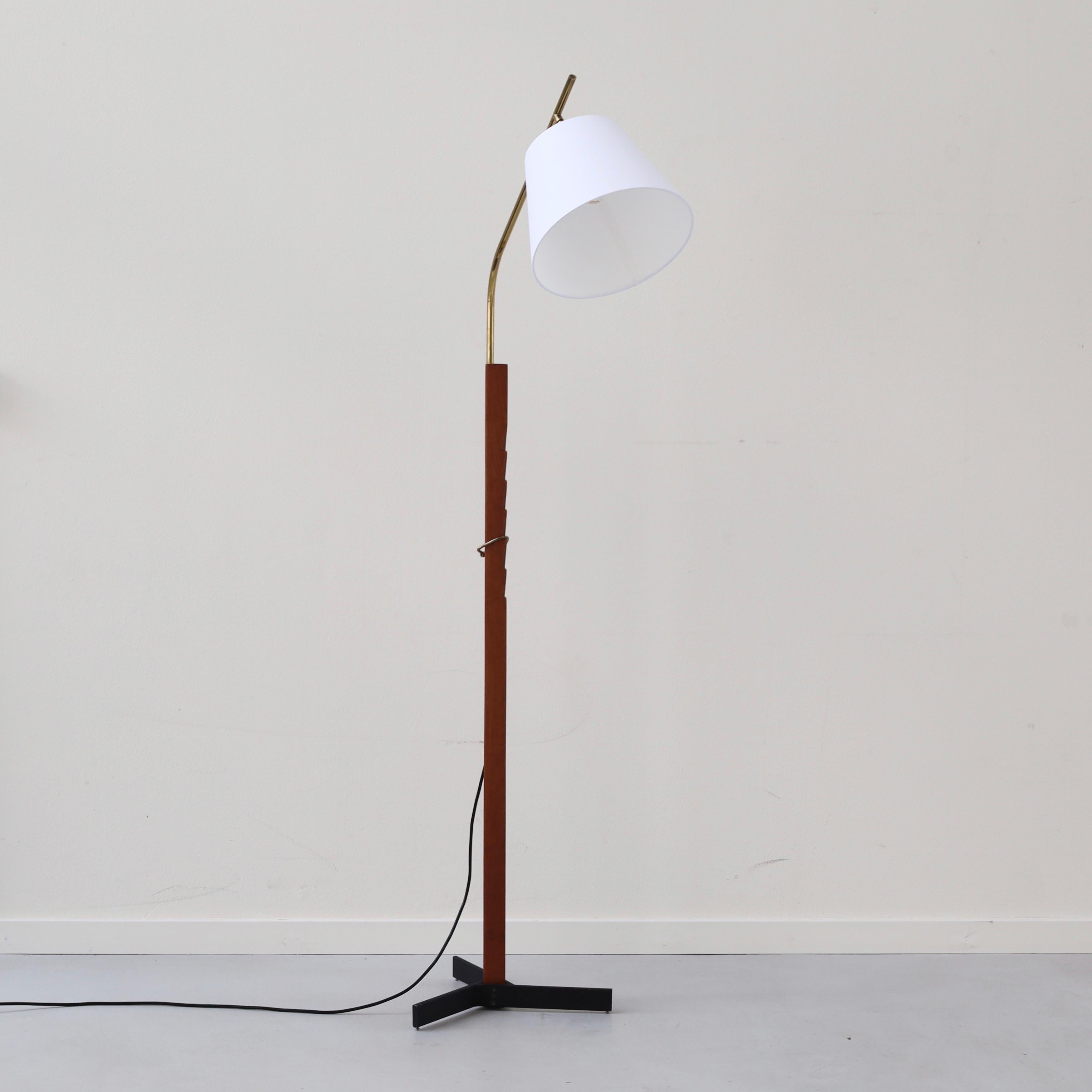 Lampada da terra in legno di teak progettata da Svend Aage Holm Sørensen negli anni Sessanta. Un pezzo pregiato per una bella casa. 

* Una lampada da terra in legno di teak con piede in ferro nero, dettagli in ottone e paralume in tessuto bianco.