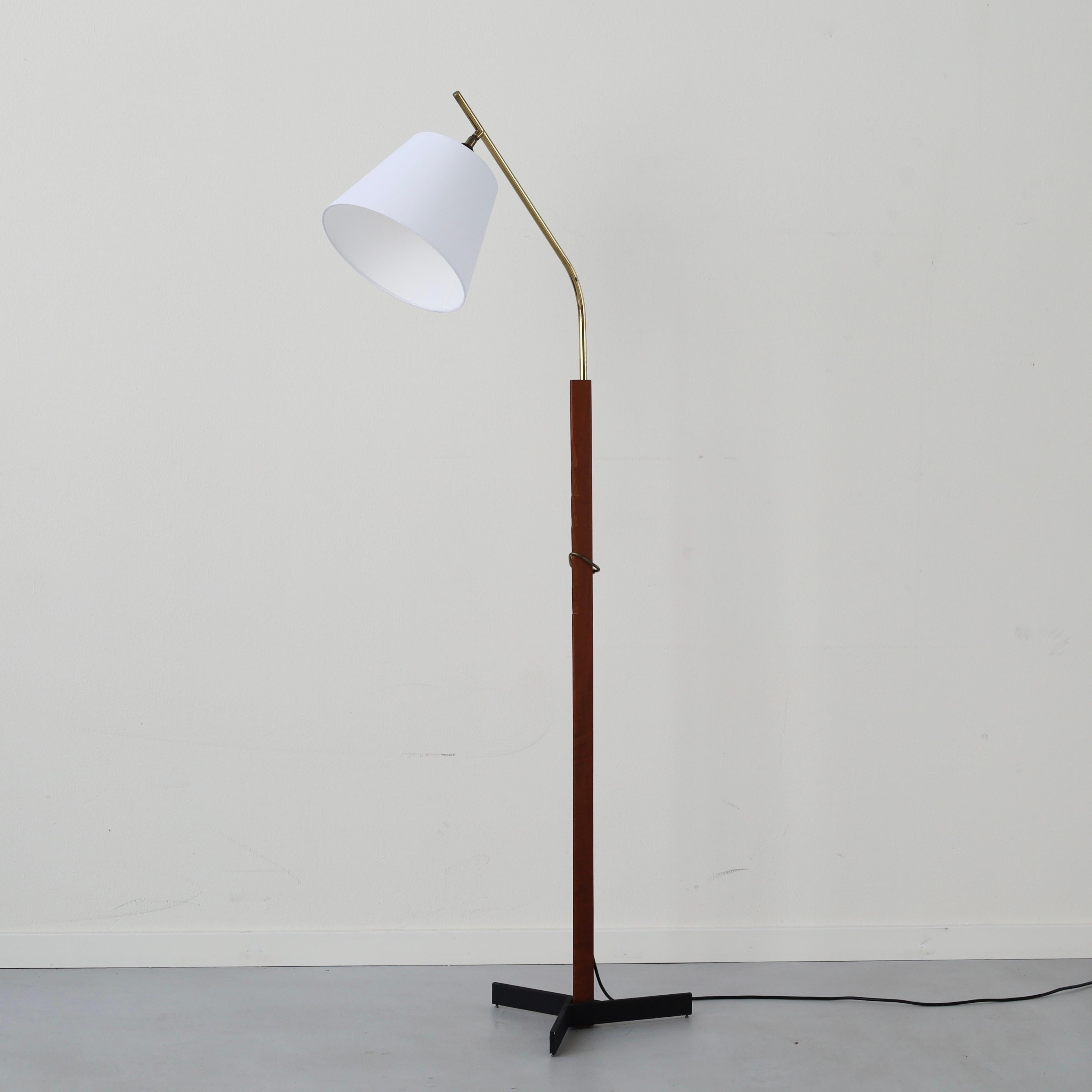 Danese Lampada da terra in legno di teak di Svend Aage Holm Sorensen, 1960, Danimarca in vendita