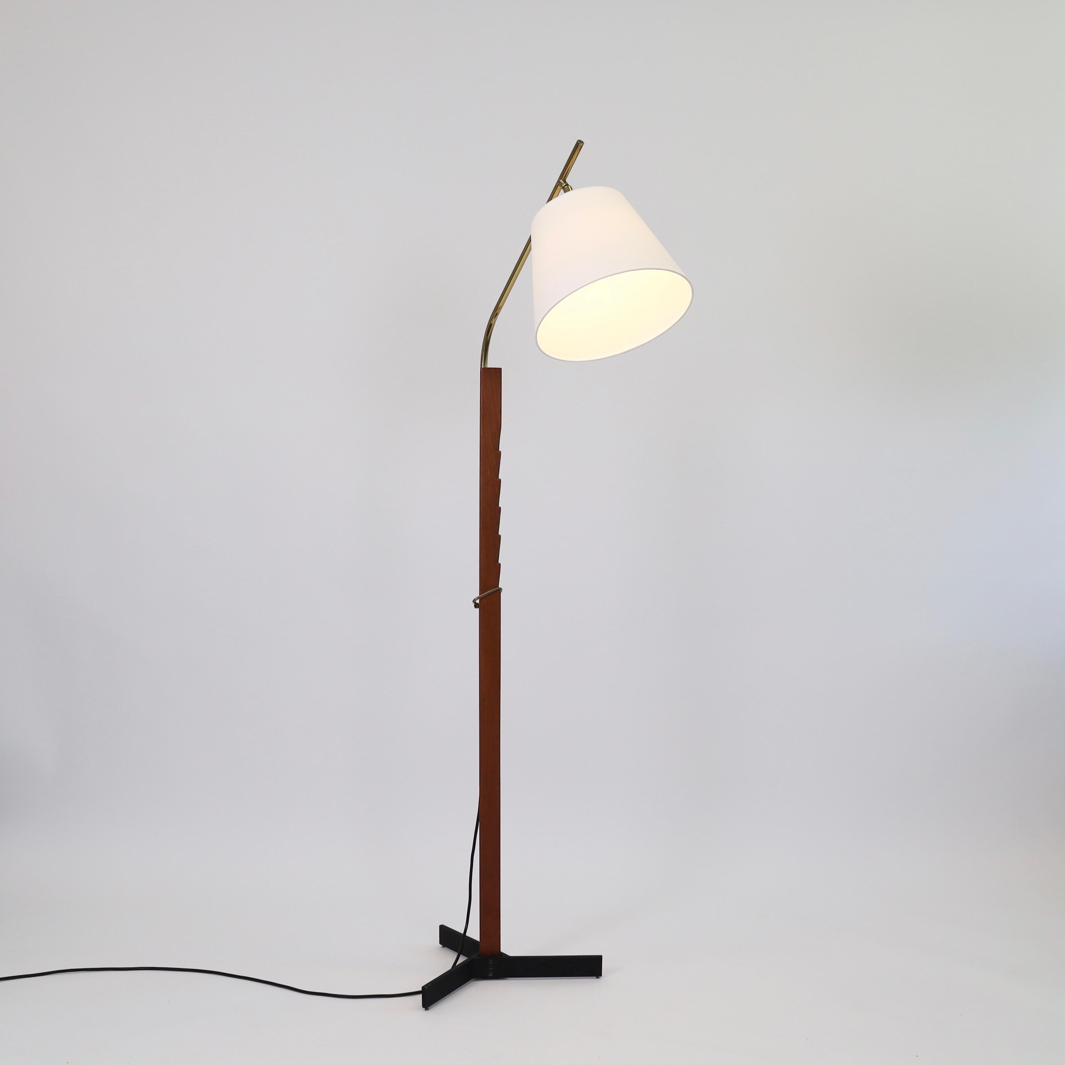 Metà XX secolo Lampada da terra in legno di teak di Svend Aage Holm Sorensen, 1960, Danimarca in vendita