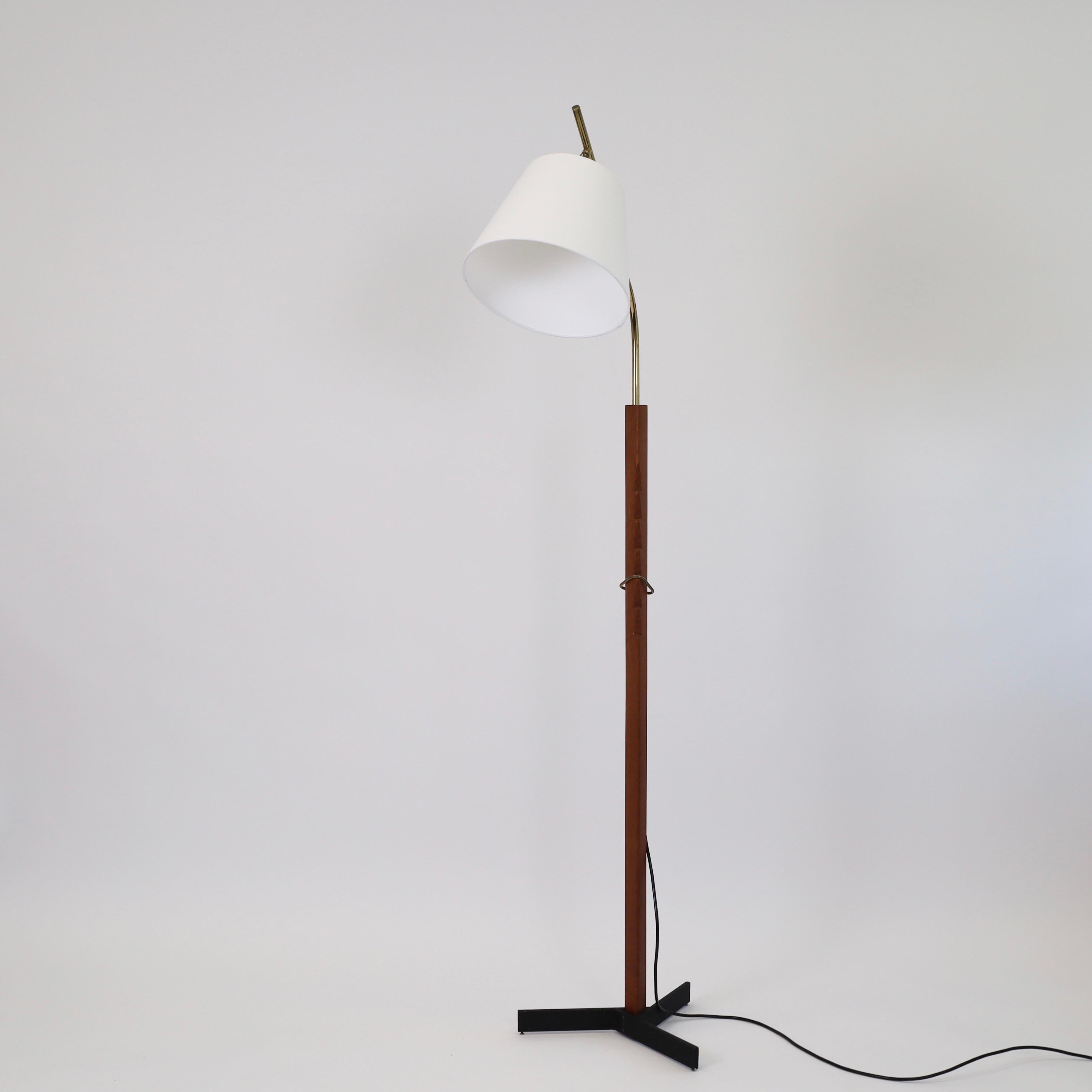 Ottone Lampada da terra in legno di teak di Svend Aage Holm Sorensen, 1960, Danimarca in vendita
