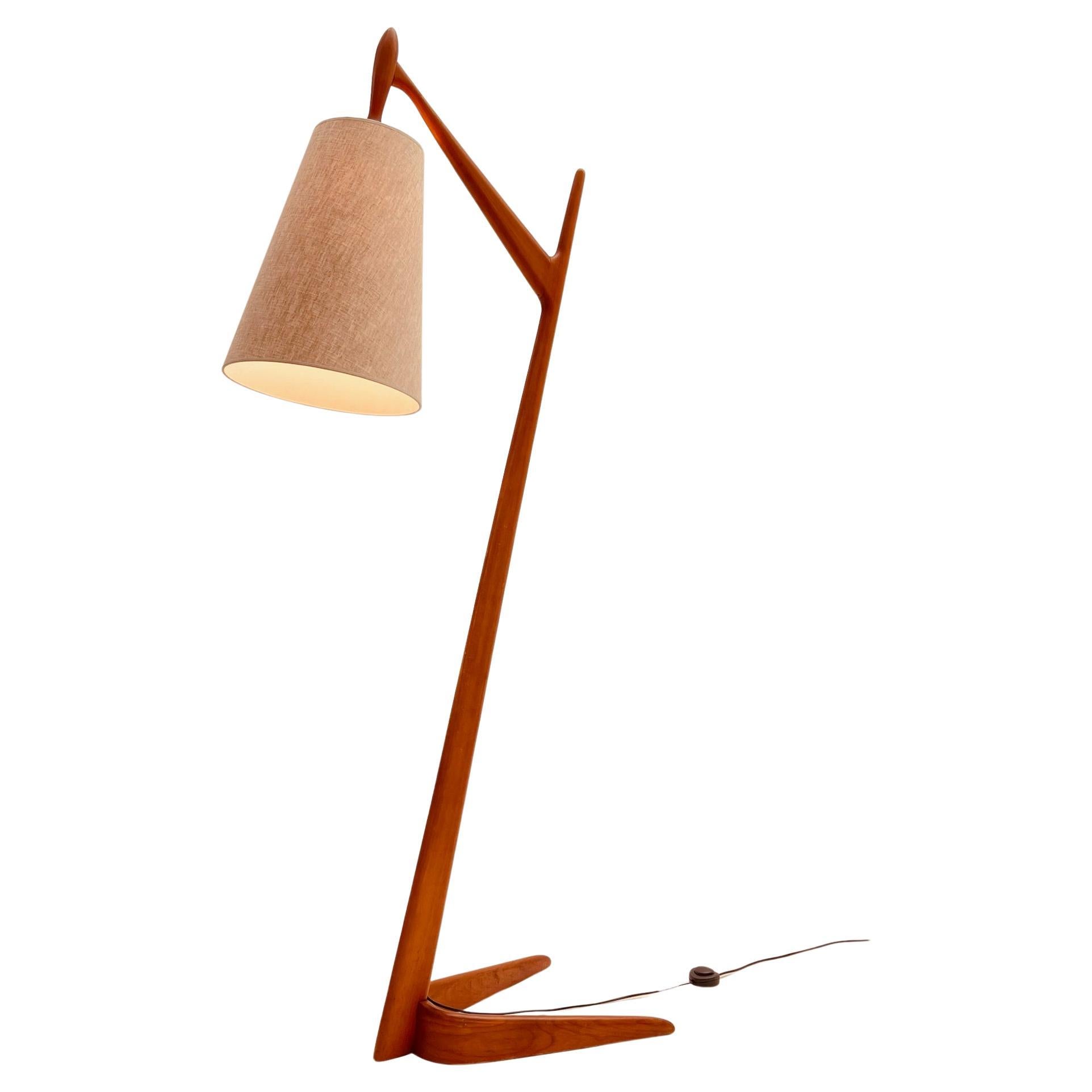 Teak wood floorlamp with Boomerang shape foot For Sale