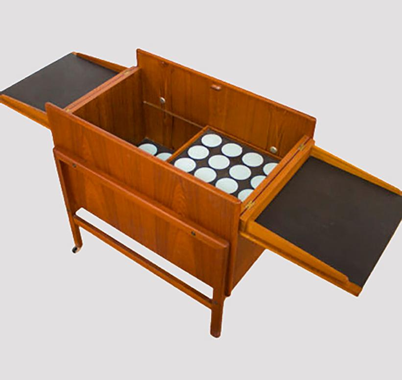 Danish bar cabinet designed by Andreas Hansen for Arrebo Mobler. Teak, with top swing doors that become a bench. Scandinavian design of the 1960s.
Measures: 0.70 / 1.37 open x 0.48 x 0.80m (H).
  
