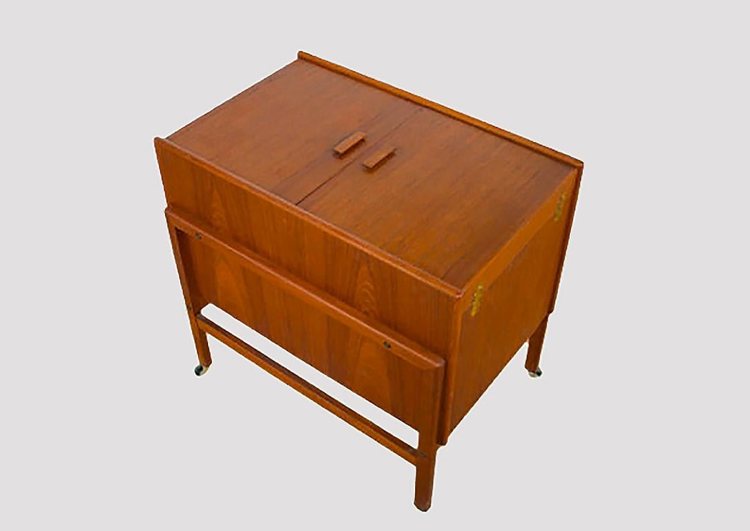 Teak Wood Folding Bar Cabinet by Andreas Hansen Mid-Century Modern In Good Condition For Sale In Valencia, Spain