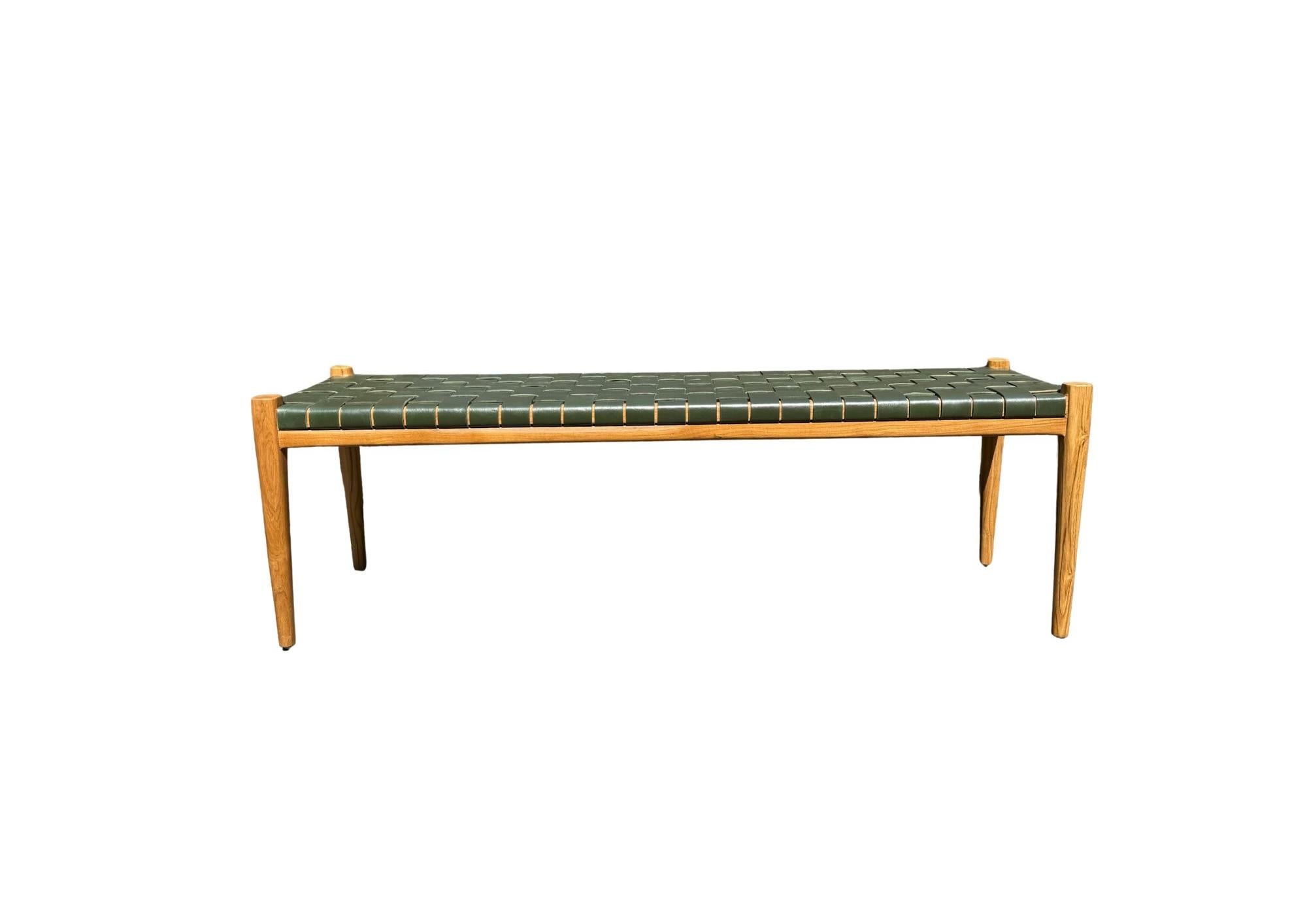 Banc artisanal avec cadre en teck et sangle en cuir tressé. Ces bancs sont fabriqués par des artisans locaux qui utilisent une technique d'assemblage du bois sans utiliser de clous. Ils présentent une texture boisée subtile et sont robustes.