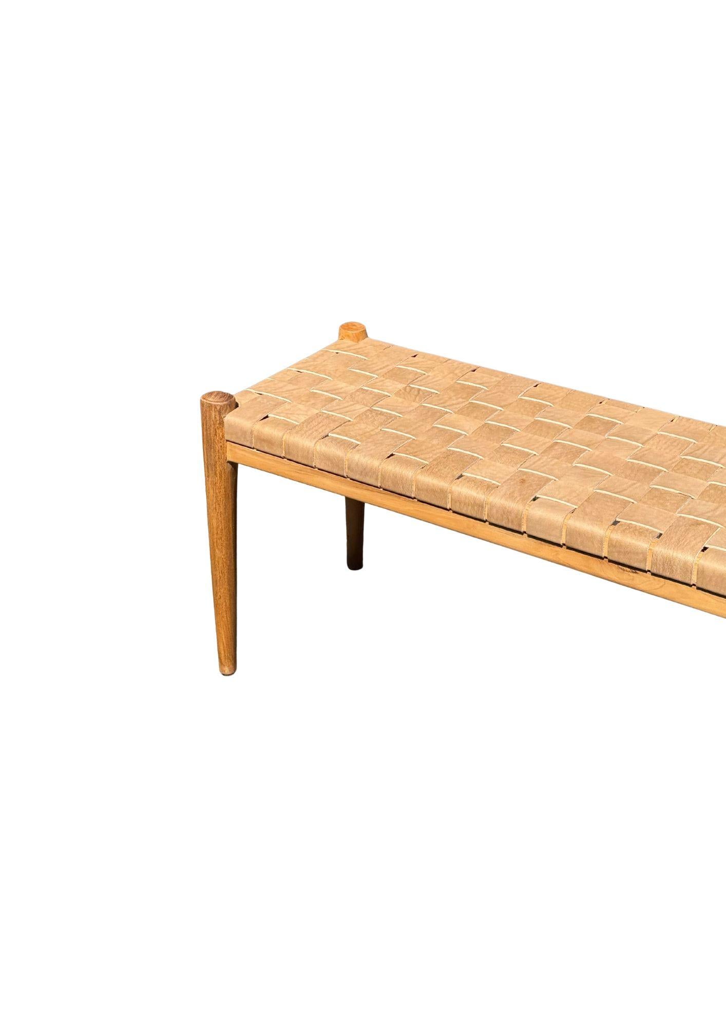 Moderne Banc en bois de teck, avec assise en cuir tissé en vente