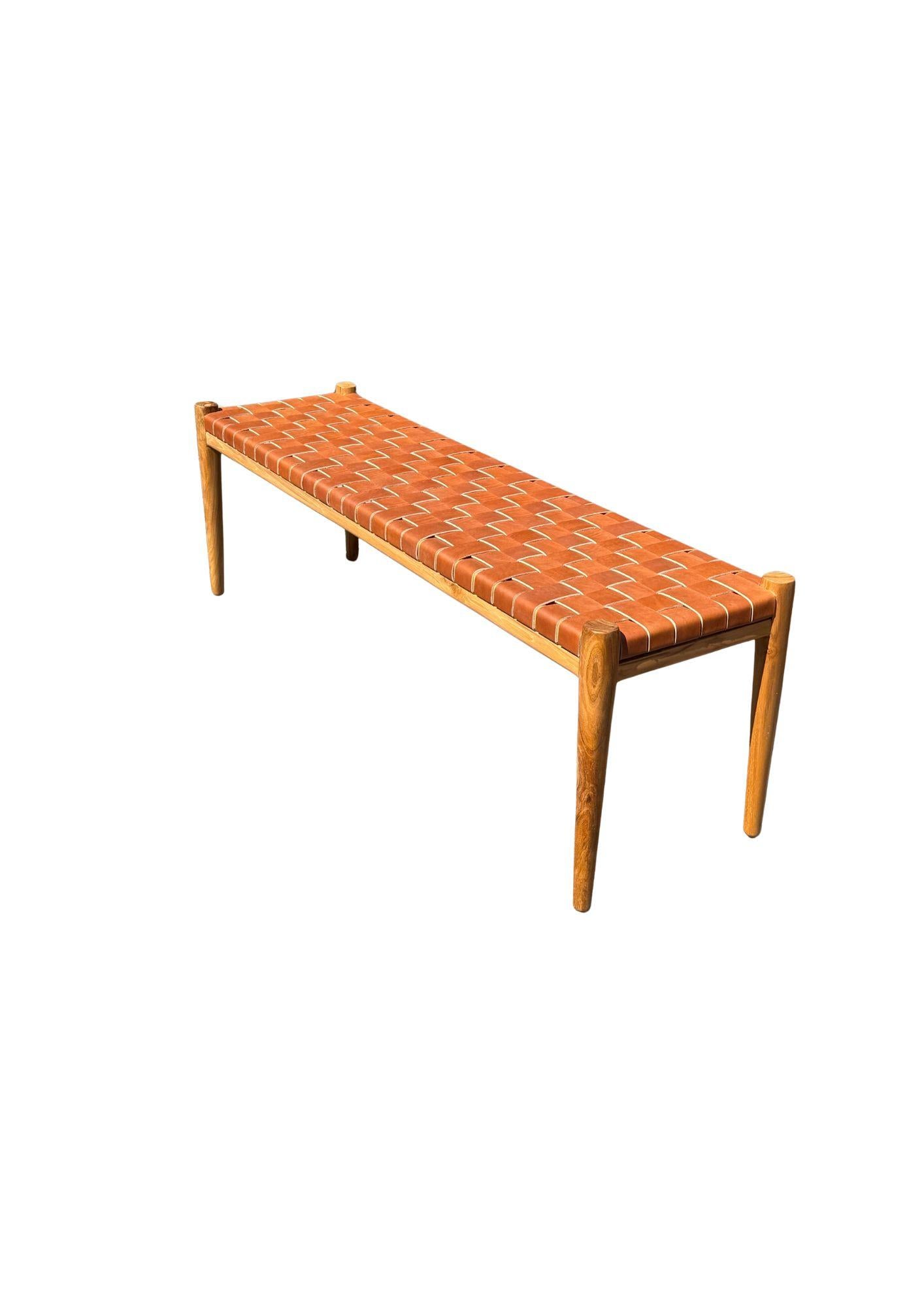 Moderne Banc en bois de teck, avec assise en cuir tissé en vente
