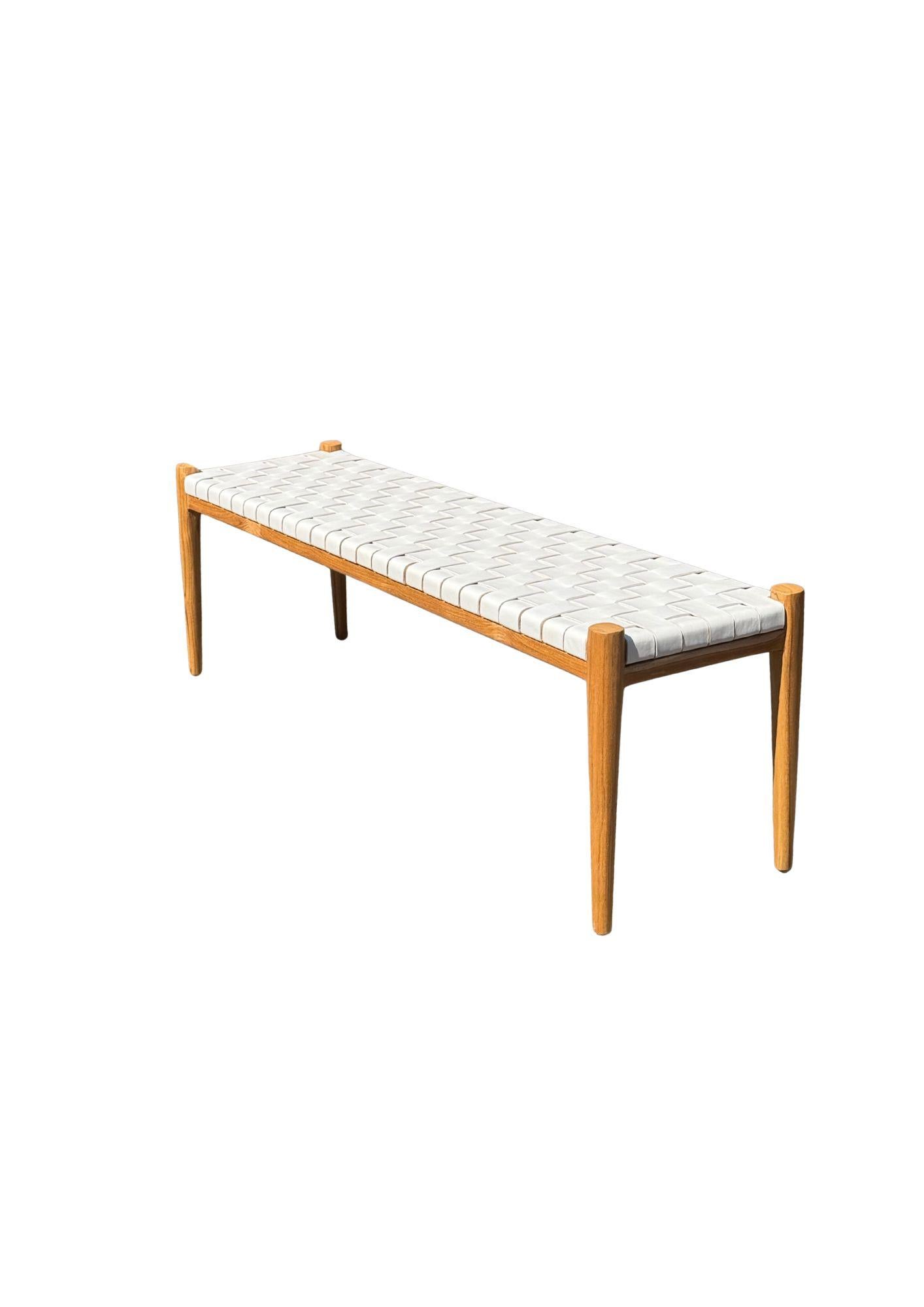 Banco enmarcado en madera de teca, con asiento de cuero tejido Indonesio en venta