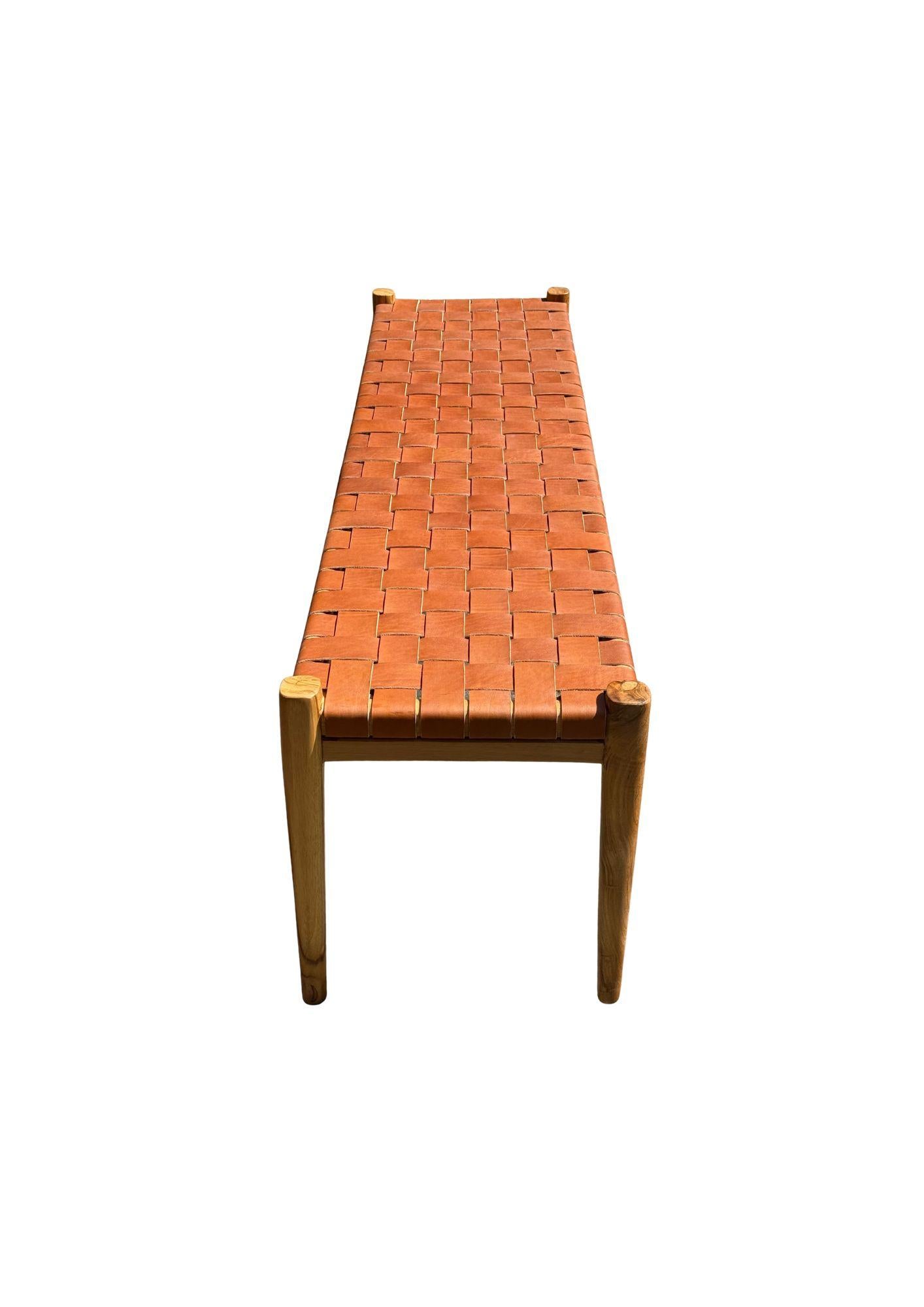 Indonésien Banc en bois de teck, avec assise en cuir tissé en vente