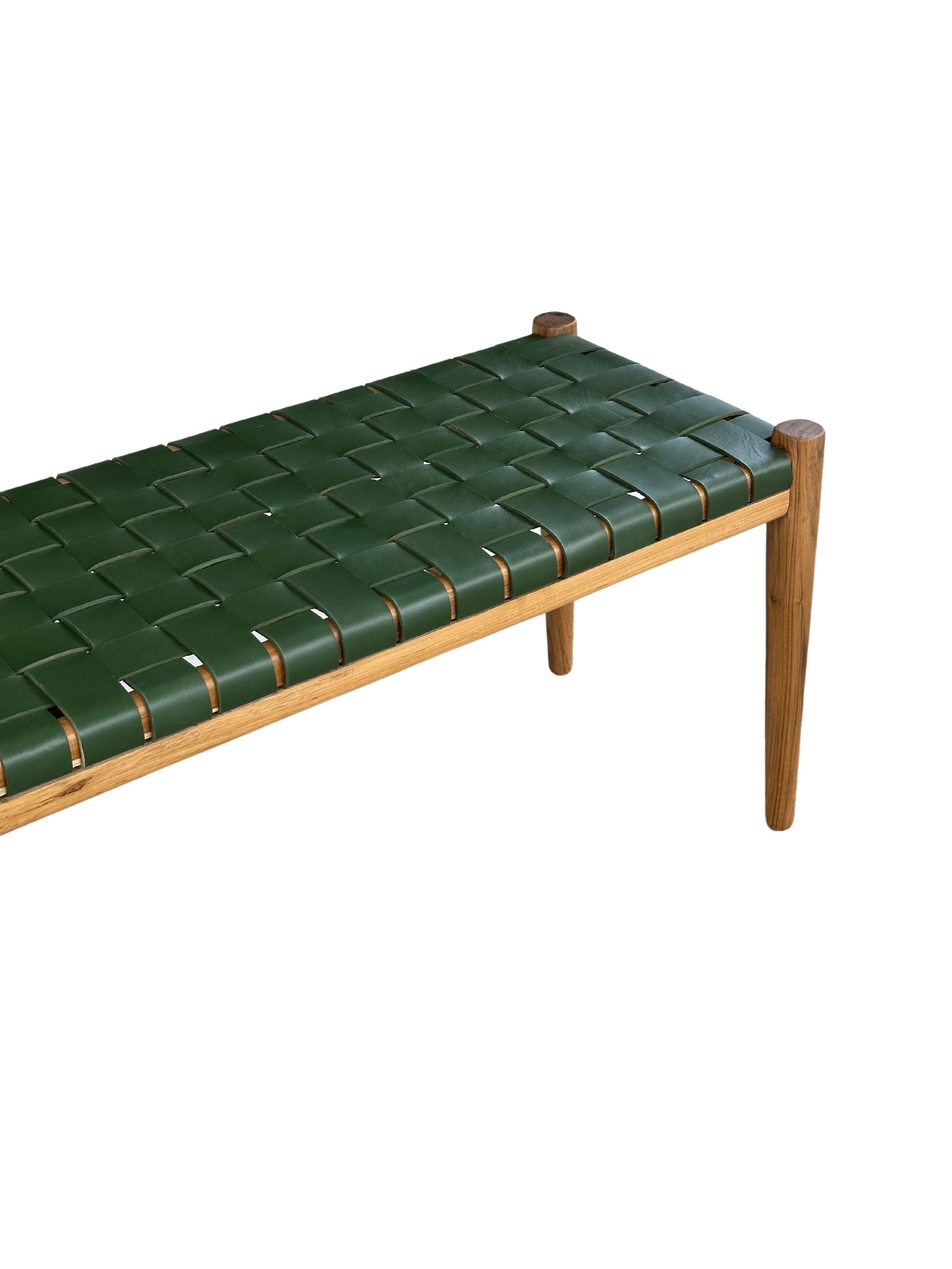 Fait main Banc en bois de teck, avec assise en cuir tissé en vente