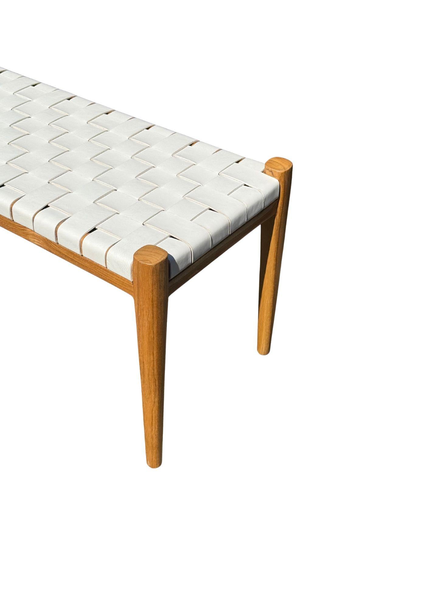Banco enmarcado en madera de teca, con asiento de cuero tejido Hecho a mano en venta