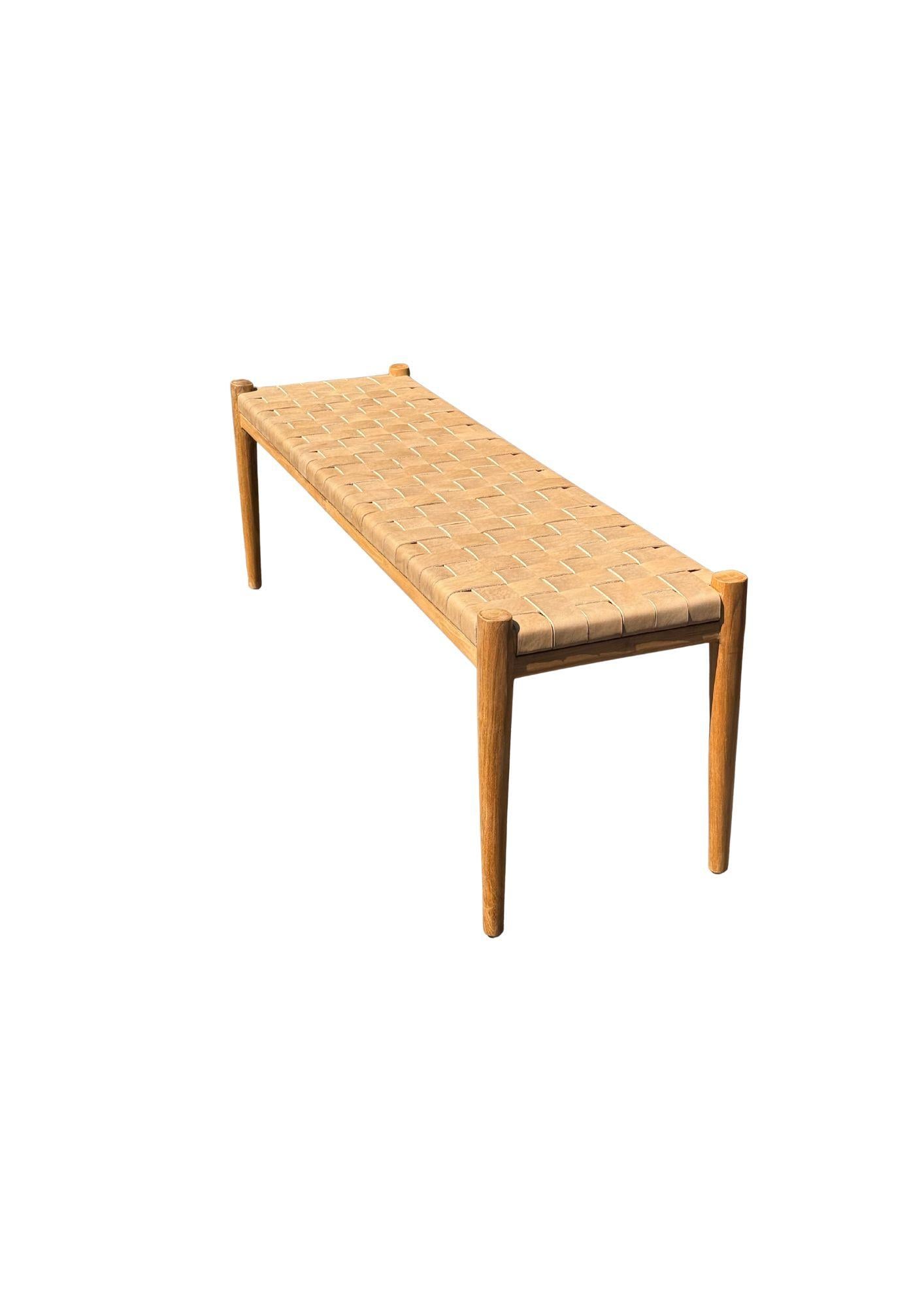 Fait main Banc en bois de teck, avec assise en cuir tissé en vente