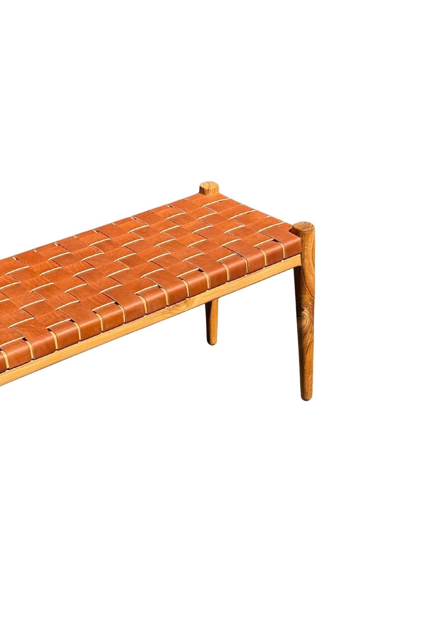 Fait main Banc en bois de teck, avec assise en cuir tissé en vente