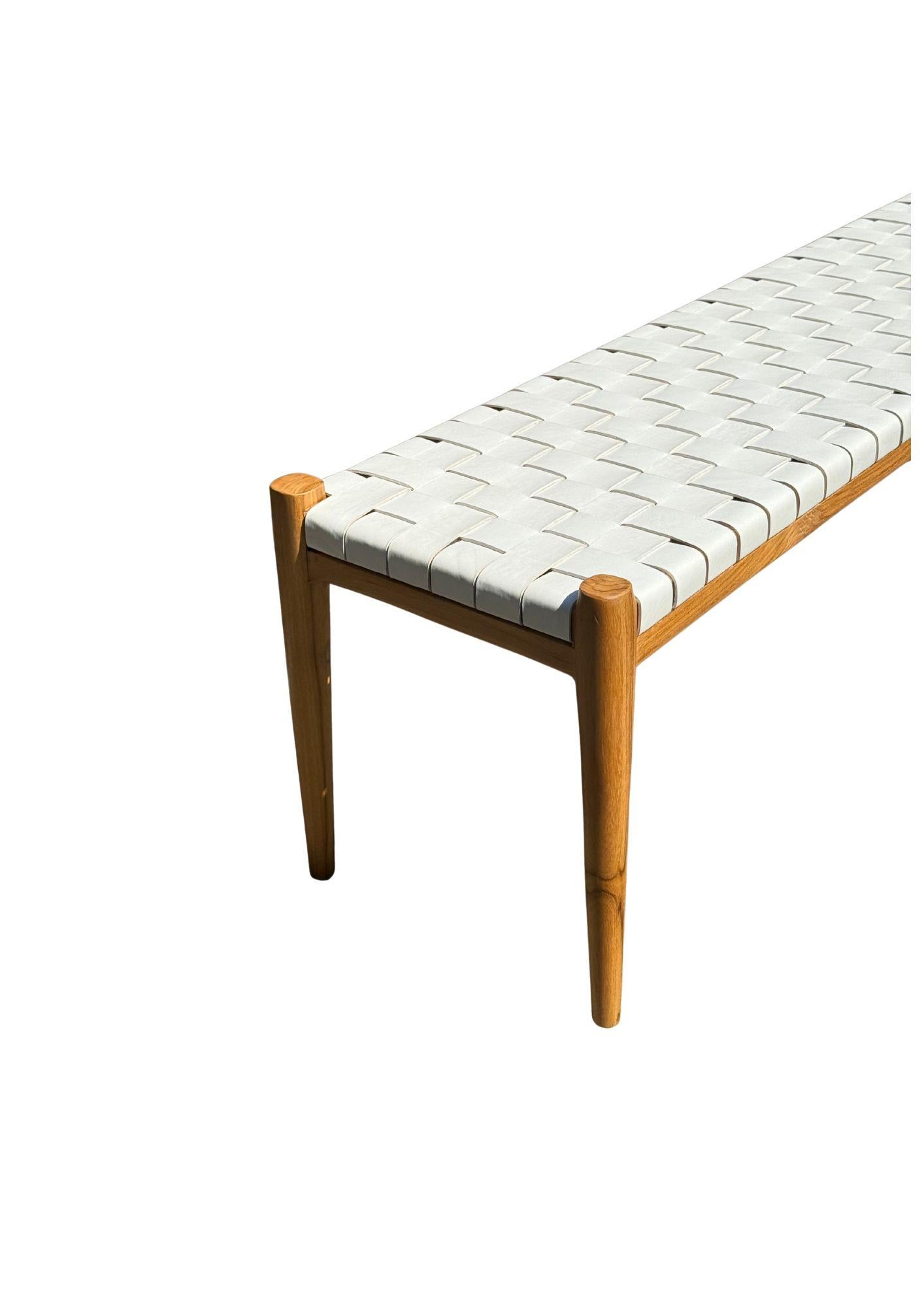 Banco enmarcado en madera de teca, con asiento de cuero tejido en Nuevo estado para la venta en Jimbaran, Bali