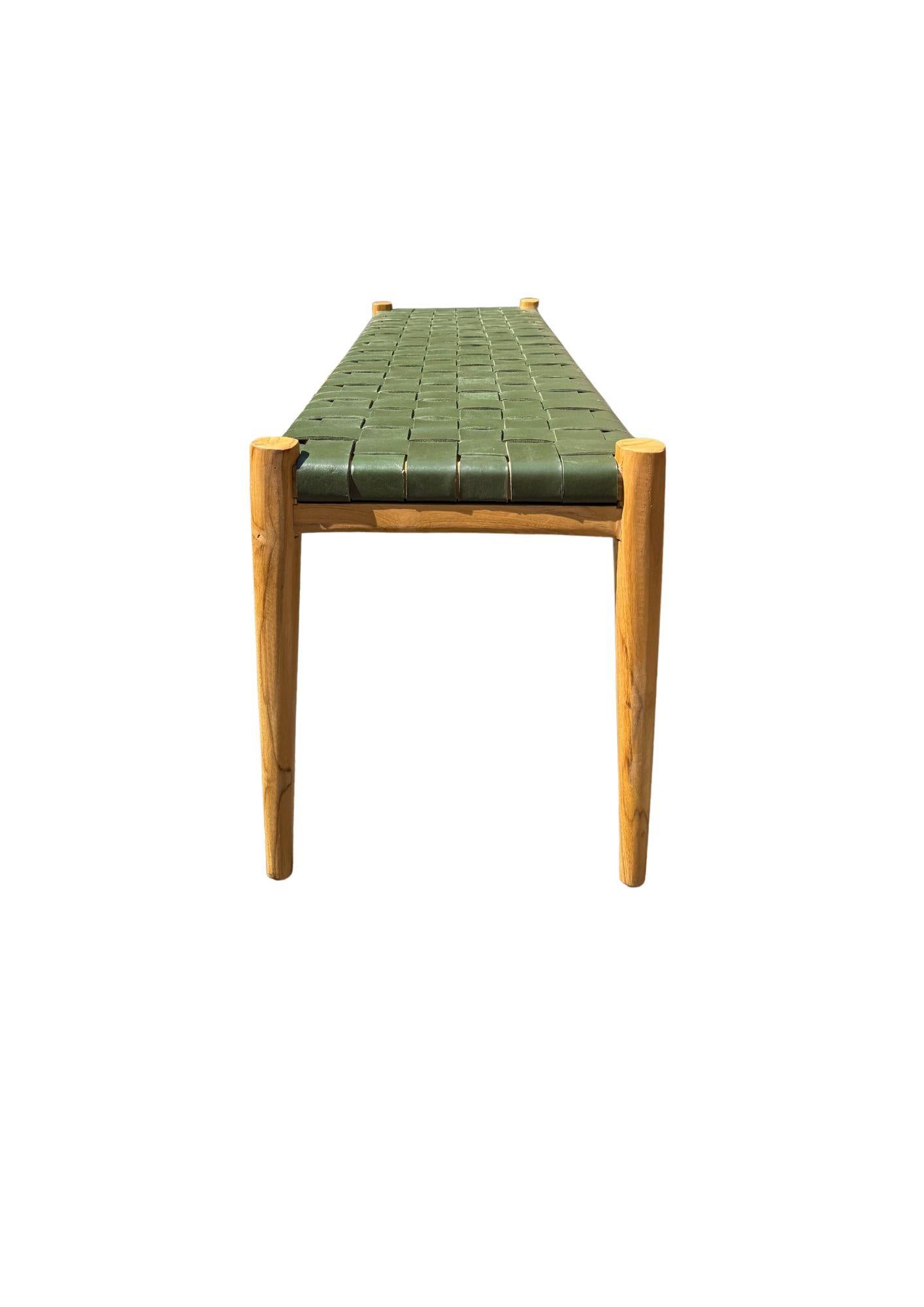 Banc en bois de teck, avec assise en cuir tissé Neuf - En vente à Jimbaran, Bali