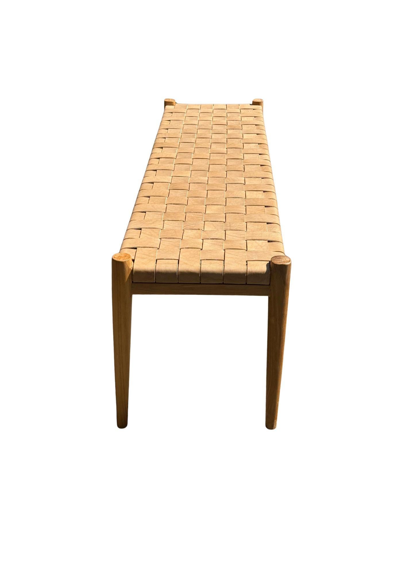 Banc en bois de teck, avec assise en cuir tissé Neuf - En vente à Jimbaran, Bali
