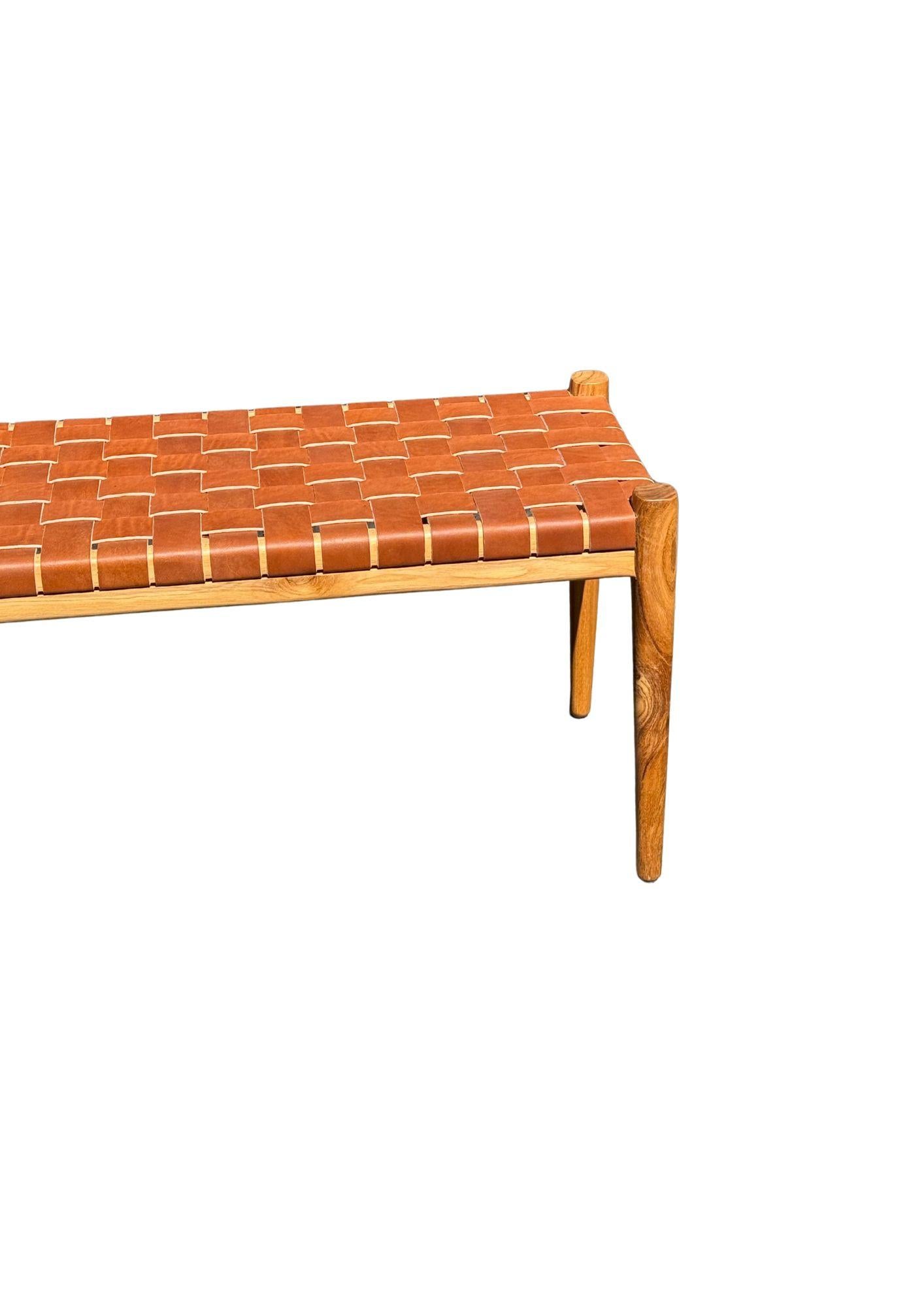 Banc en bois de teck, avec assise en cuir tissé Neuf - En vente à Jimbaran, Bali