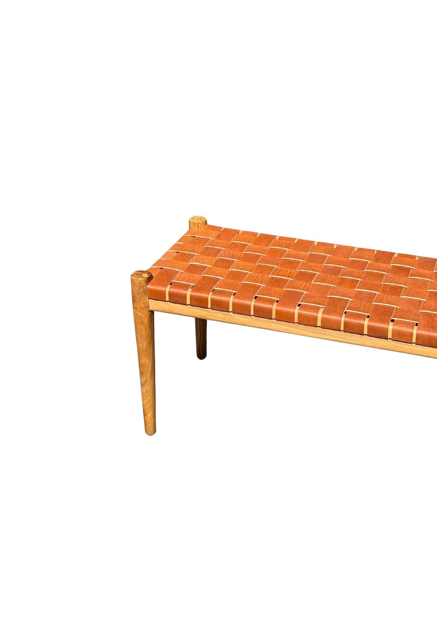 XXIe siècle et contemporain Banc en bois de teck, avec assise en cuir tissé en vente