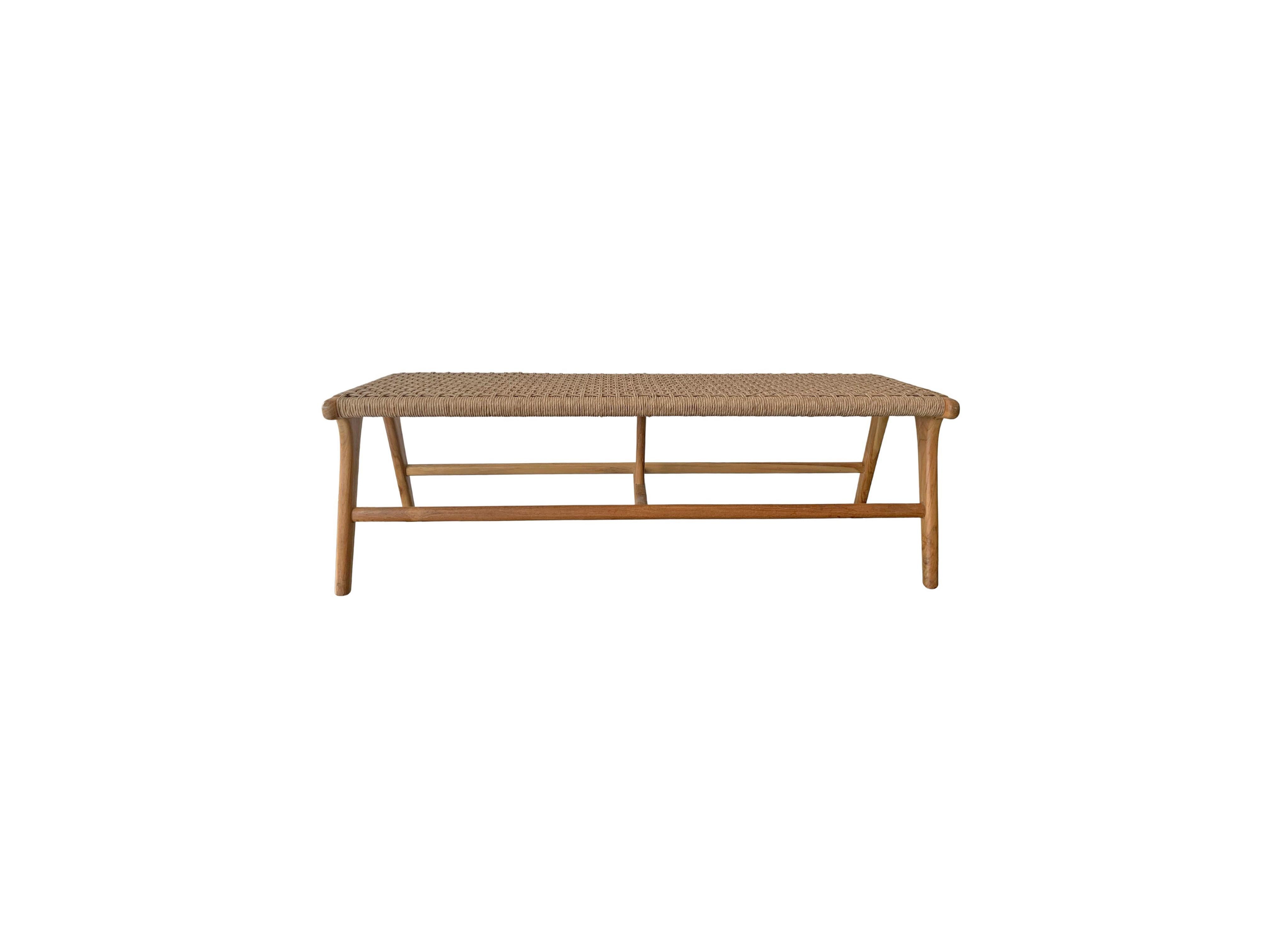 Un banc en rotin synthétique tissé et encadré de teck, fabriqué à la main. Ces bancs sont fabriqués par des artisans locaux selon une technique d'assemblage du bois sans clou. Ils présentent une texture bois subtile et sont robustes et résistants.