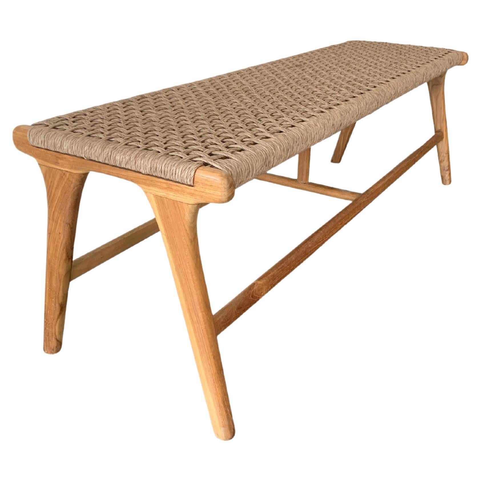 Banc encadré de bois de teck, avec assise en rotin synthétique tissé