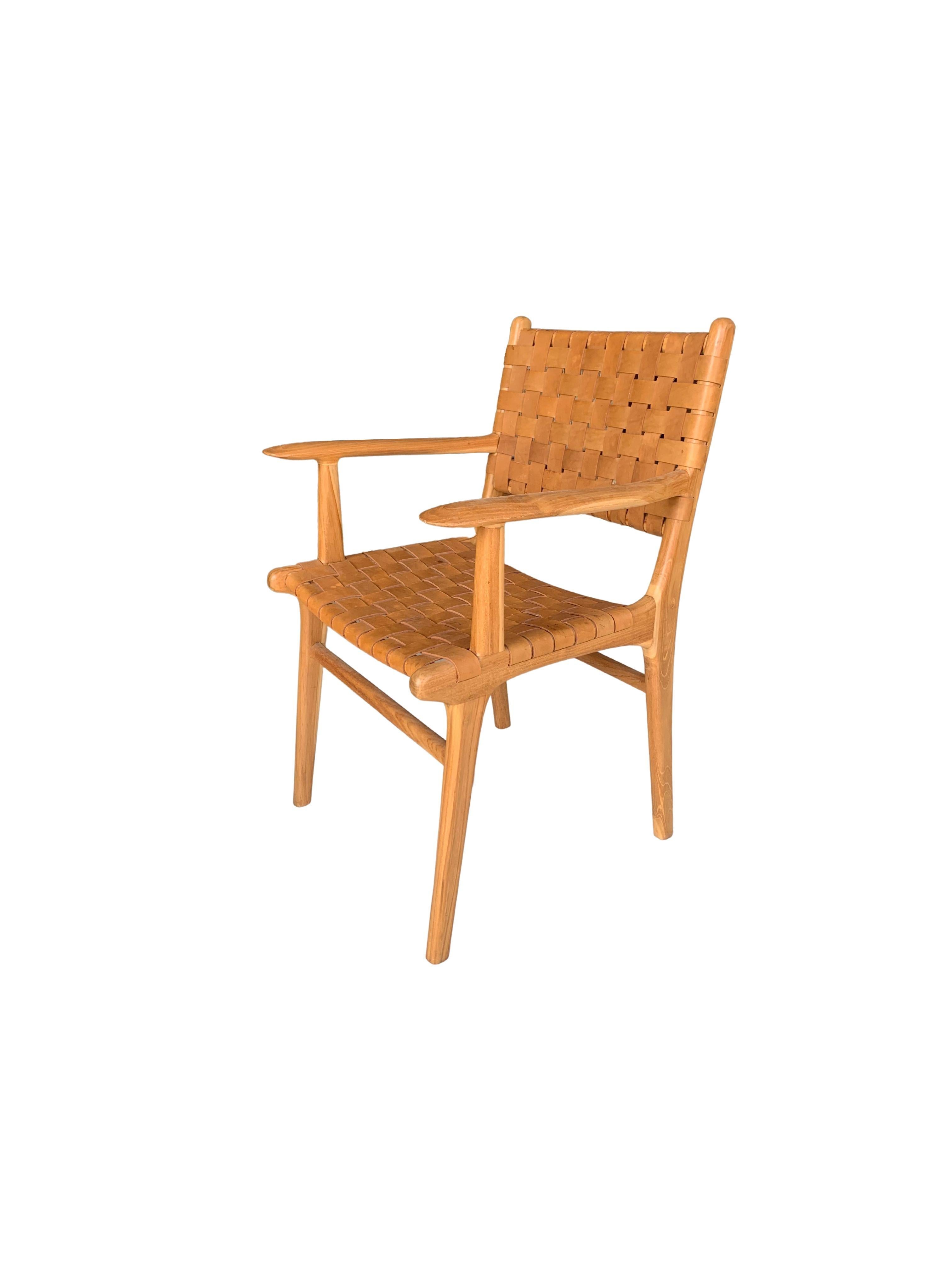 Une chaise à sangle en teck et en cuir tissé, fabriquée à la main. Ces chaises sont fabriquées par des artisans locaux selon une technique d'assemblage du bois sans clou. Ils présentent une texture bois subtile et sont robustes et résistants.
