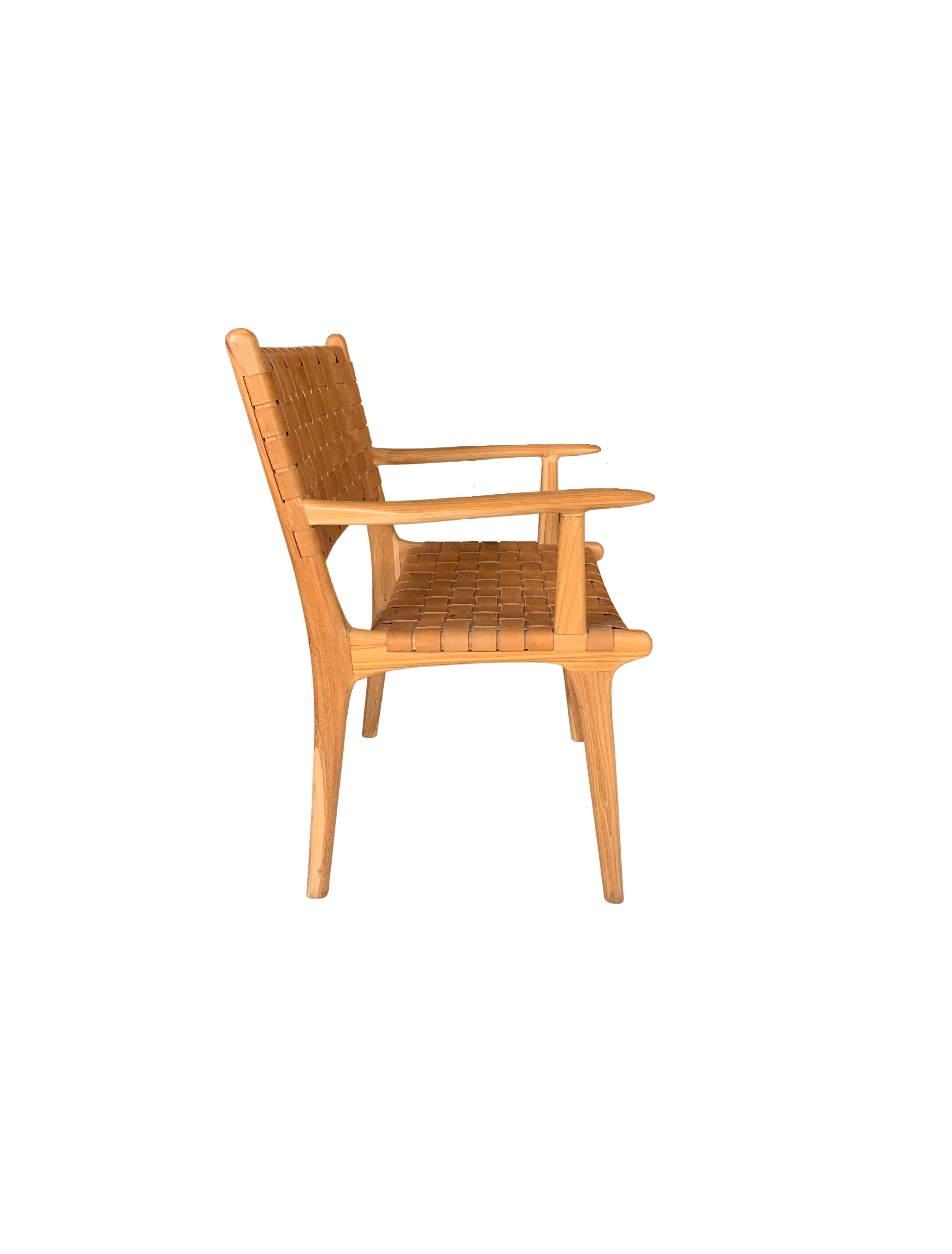 Sessel mit Gestell aus Teakholz, mit Sitz aus geflochtenem Leder  (Moderne) im Angebot