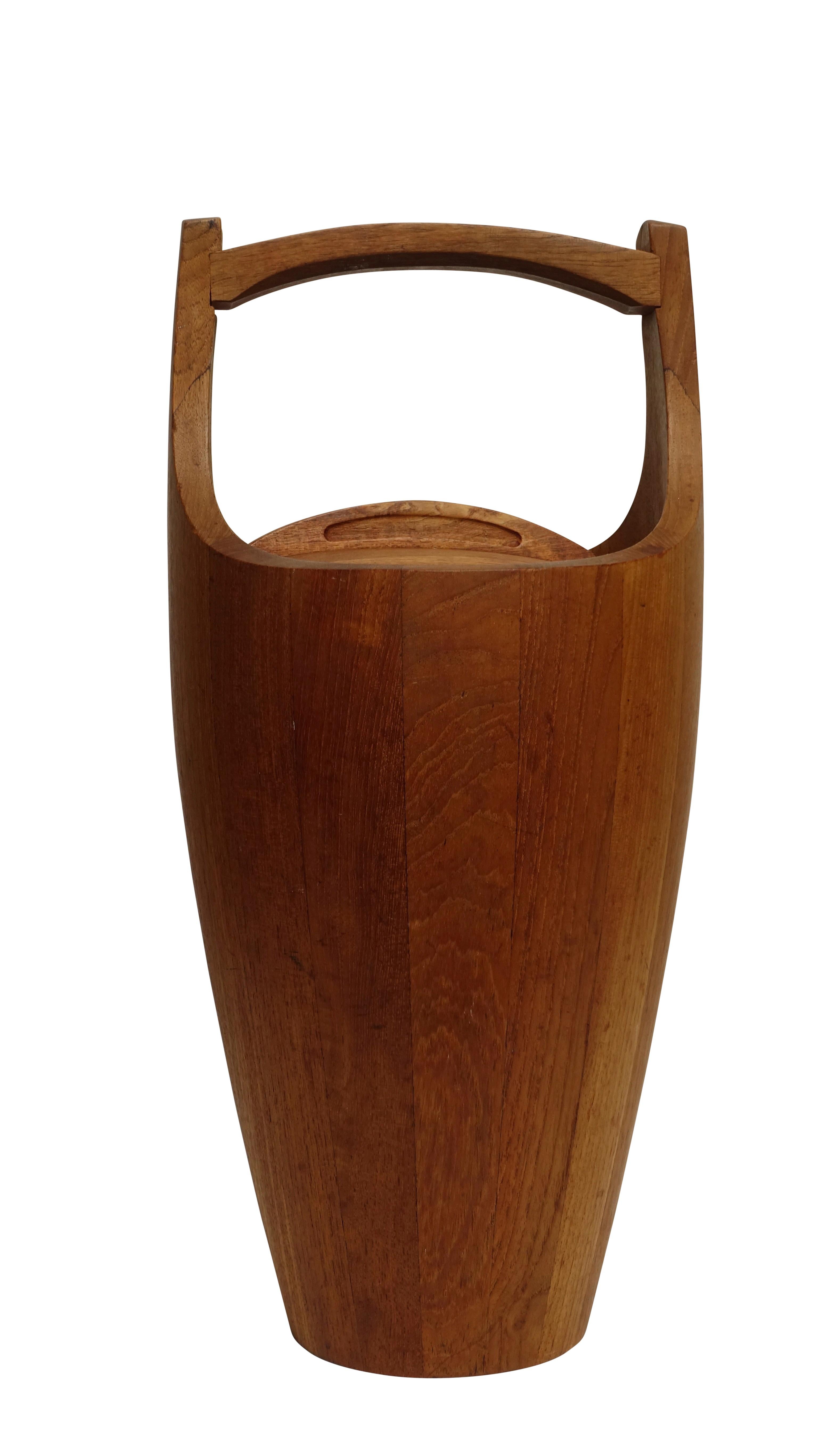 Original teak wood ice bucket by Jens Quistaard for Danmark with lid and liner. Makers mark on the bottom. Denmark, circa 1958.


