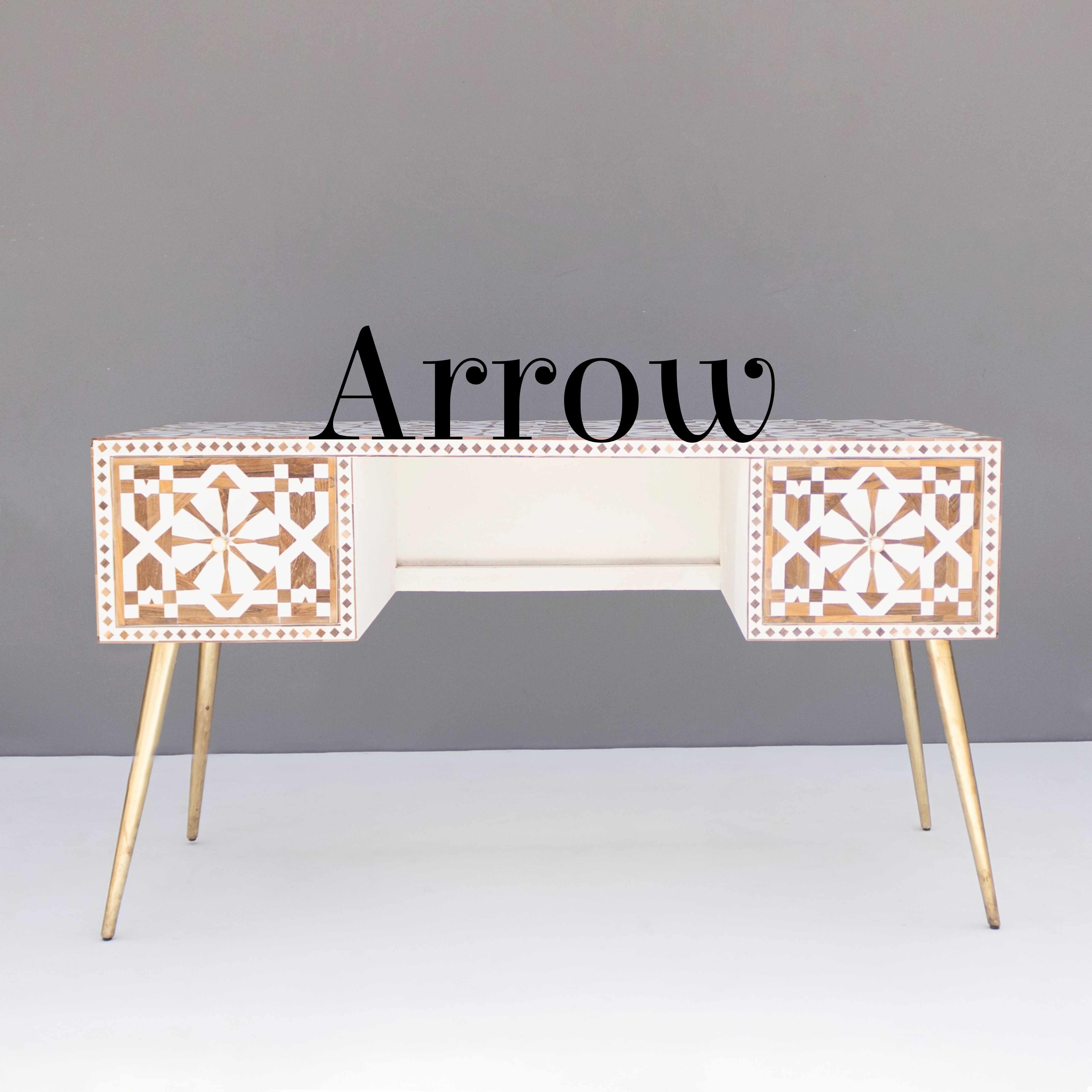 Rehaussez votre bureau à domicile ou votre espace de travail avec notre table de travail en marqueterie de bois exquise, un ajout stupéfiant qui allie harmonieusement l'artisanat intemporel à la sophistication moderne. Orné de motifs complexes de