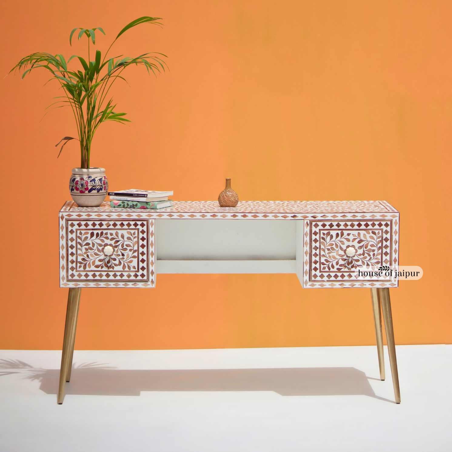 La nostra scrivania da lavoro con intarsio in legno di teak dona un fascino caldo e artigianale a qualsiasi studio, vanità o spazio di lavoro da casa. Caratterizzato da un intricato motivo floreale a vite, il design è meticolosamente realizzato a