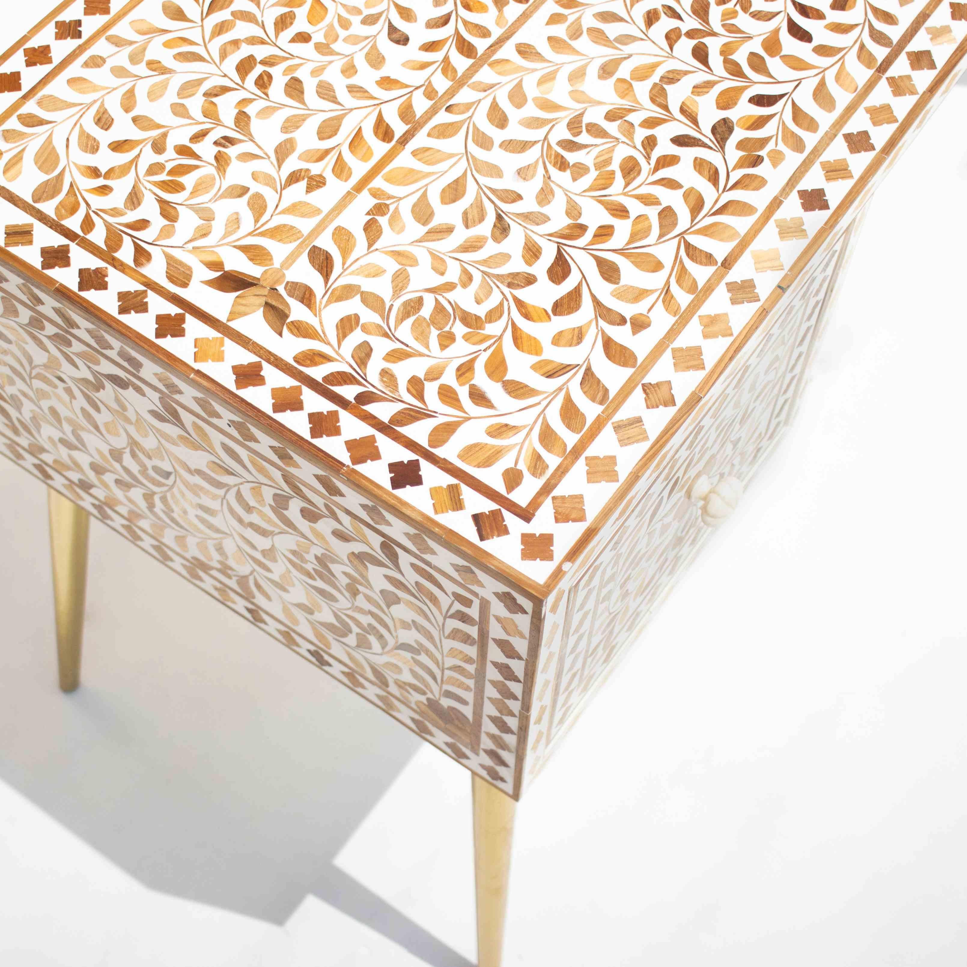 Rehaussez votre bureau à domicile ou votre espace de travail avec notre table de travail en marqueterie de bois exquise, un ajout stupéfiant qui allie harmonieusement l'artisanat intemporel à la sophistication moderne. Orné de motifs complexes de