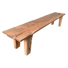 Banc long moderne et organique en bois de teck