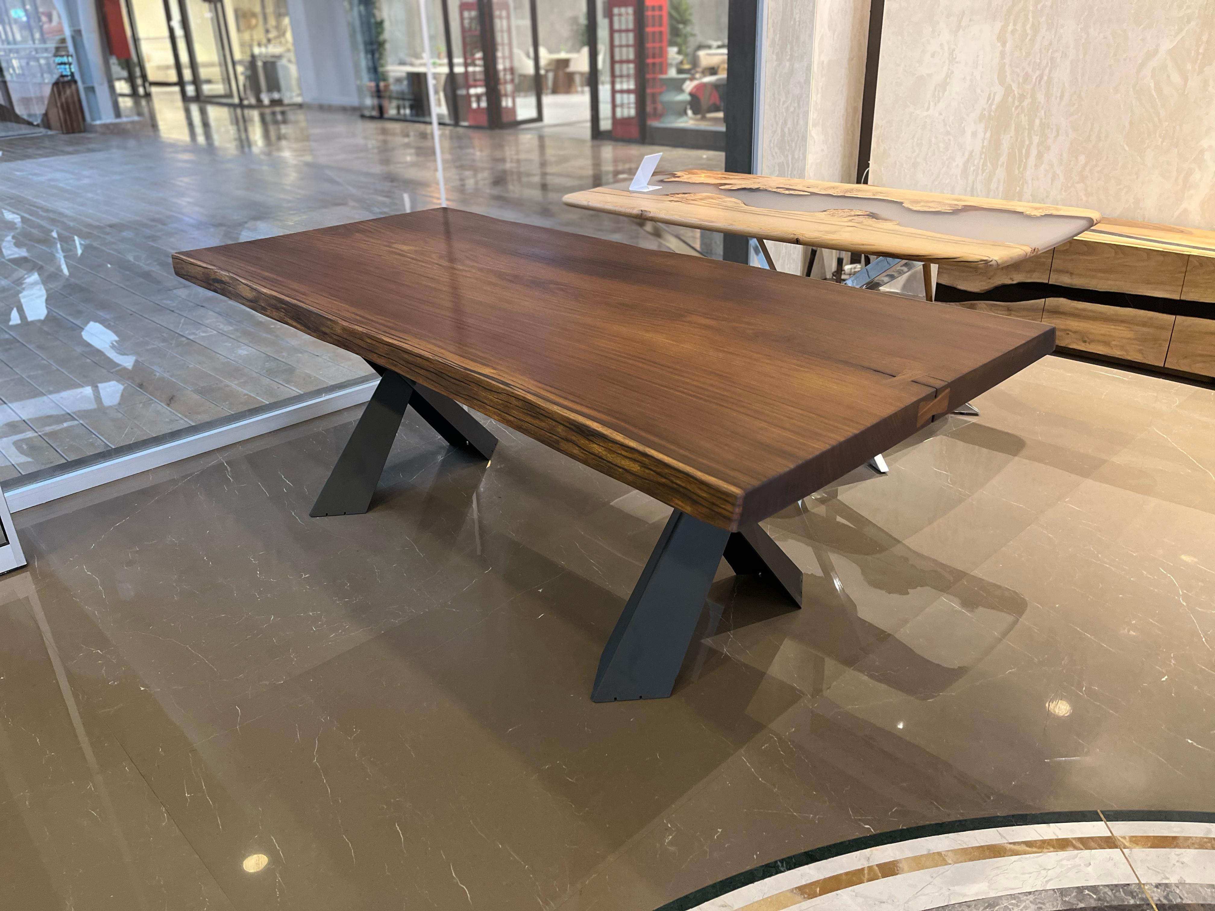Mesa de comedor de exterior de madera de teca - Madera de teca para exterior - Mesa natural de canto vivo en venta 2