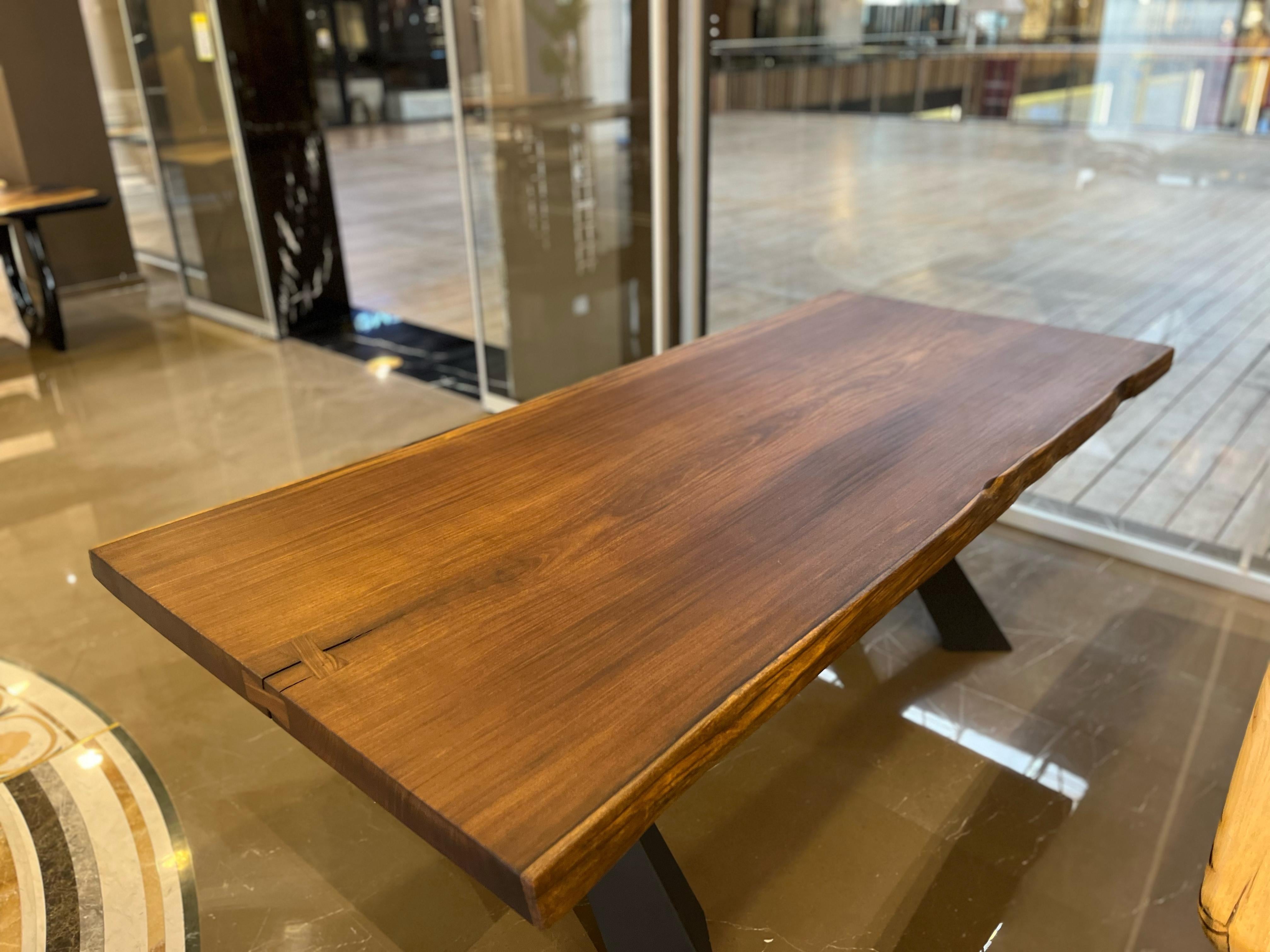 Mesa de comedor de exterior de madera de teca - Madera de teca para exterior - Mesa natural de canto vivo en venta 3