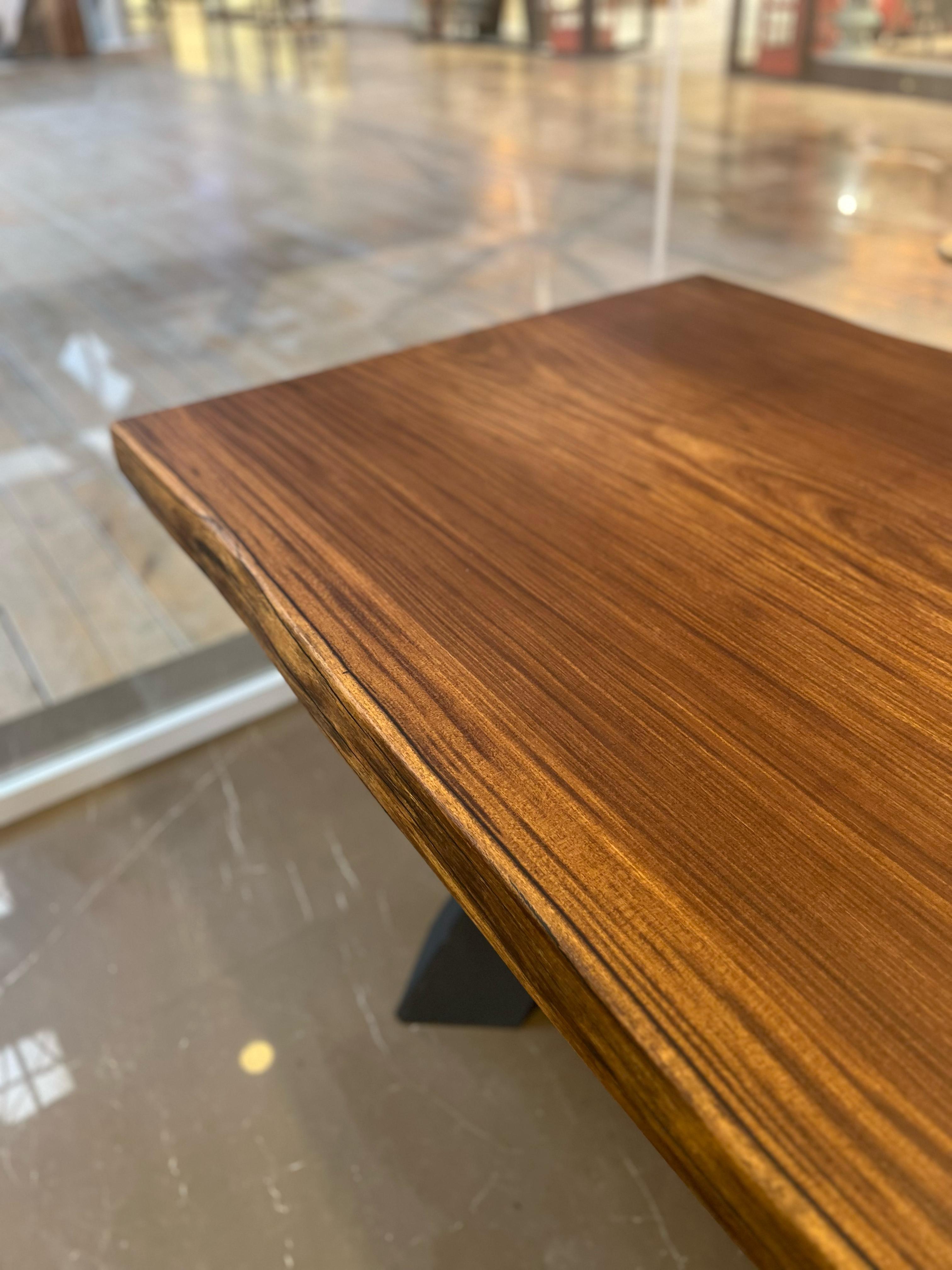 Mesa de comedor de exterior de madera de teca - Madera de teca para exterior - Mesa natural de canto vivo en venta 4