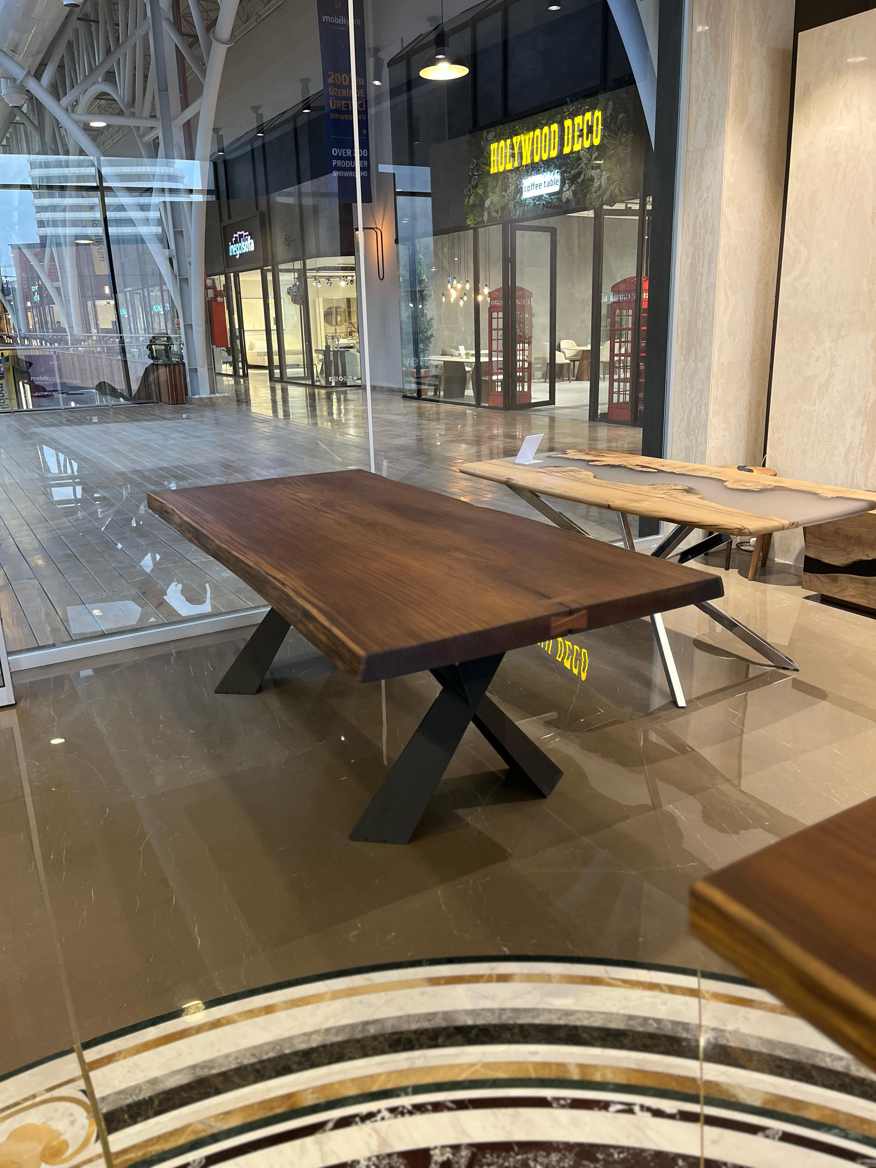 Mesa de comedor de exterior de madera de teca - Madera de teca para exterior - Mesa natural de canto vivo en venta 5