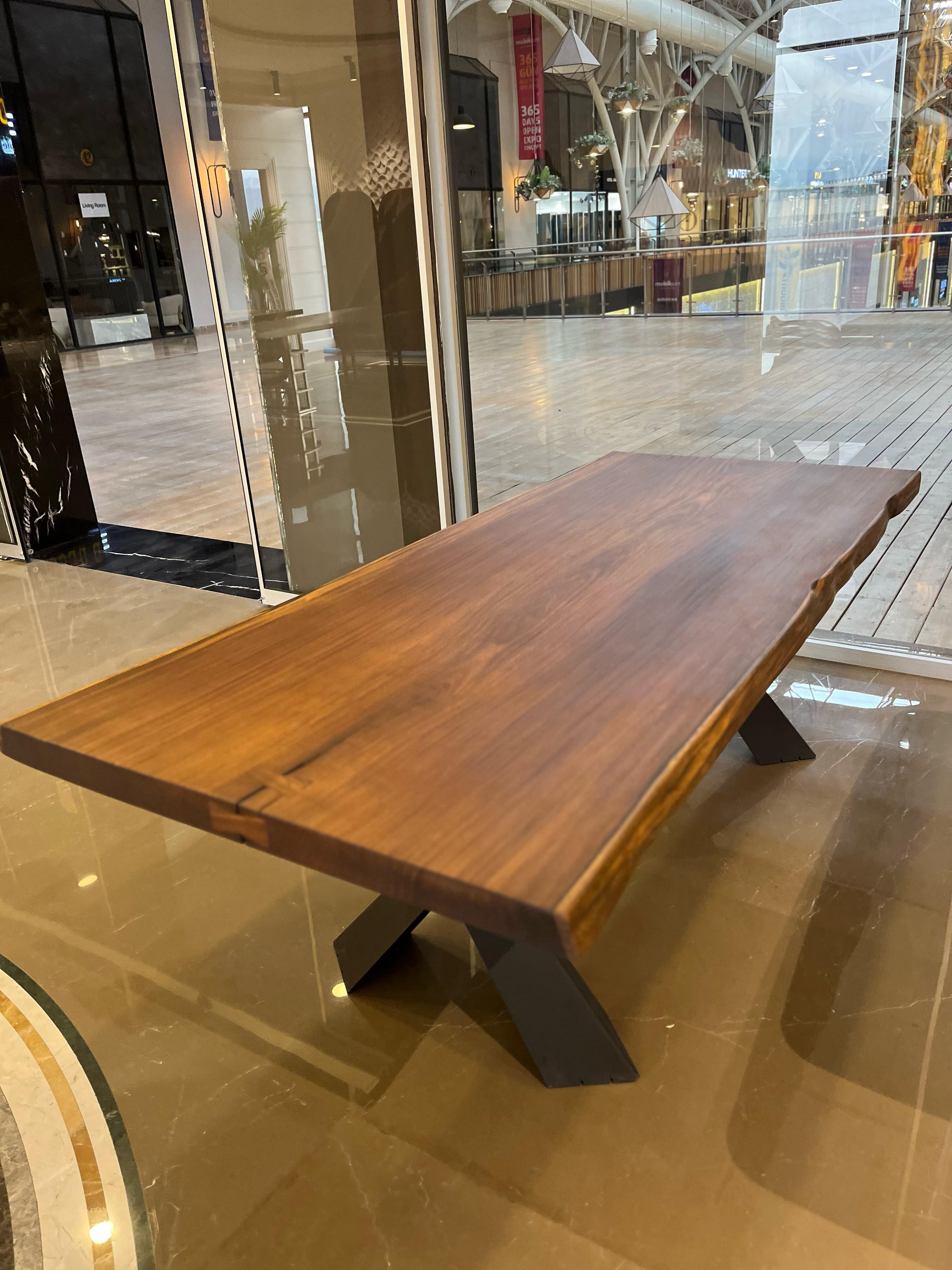 Mesa de comedor de exterior de madera de teca - Madera de teca para exterior - Mesa natural de canto vivo Turco en venta