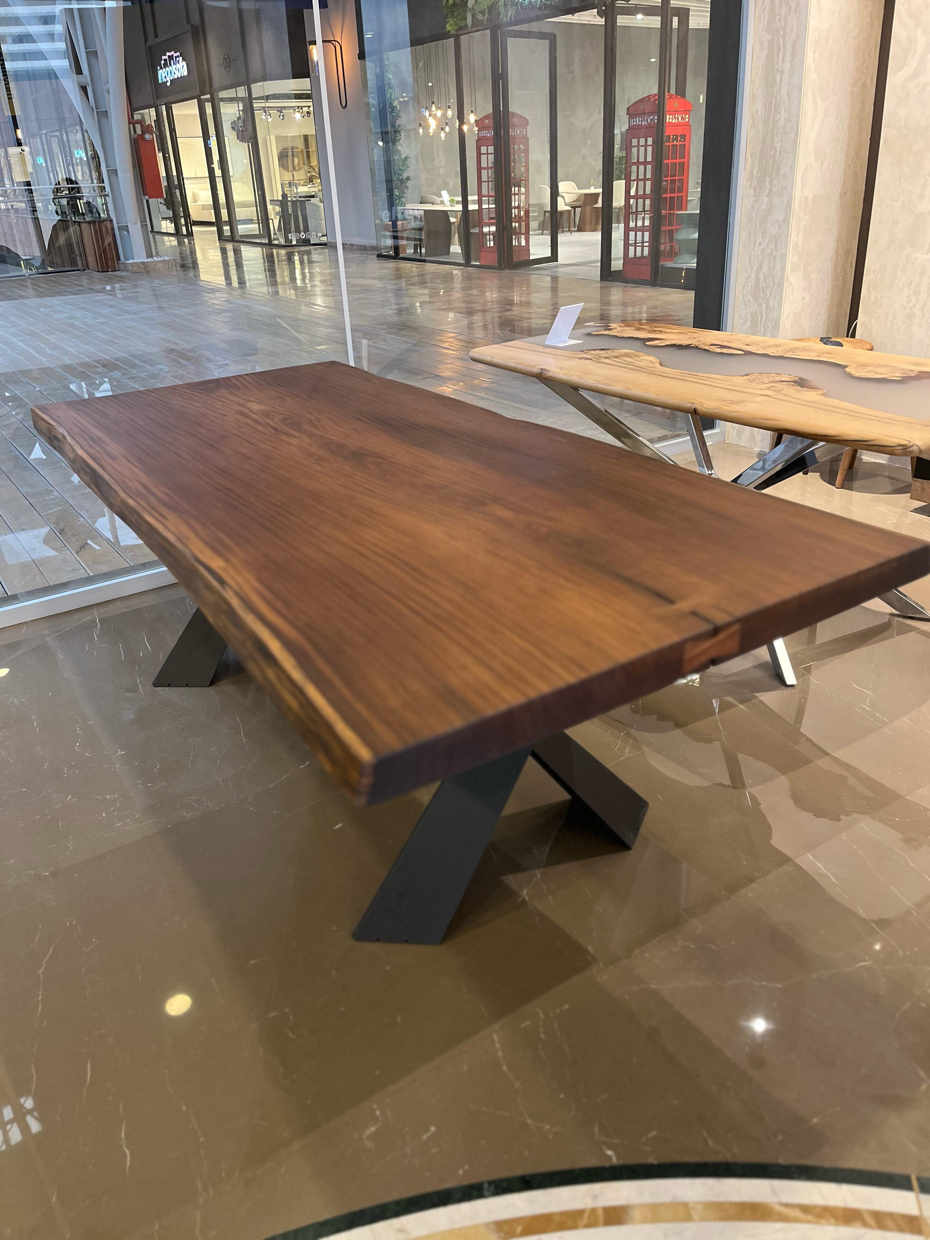 Mesa de comedor de exterior de madera de teca - Madera de teca para exterior - Mesa natural de canto vivo en Nuevo estado para la venta en İnegöl, TR