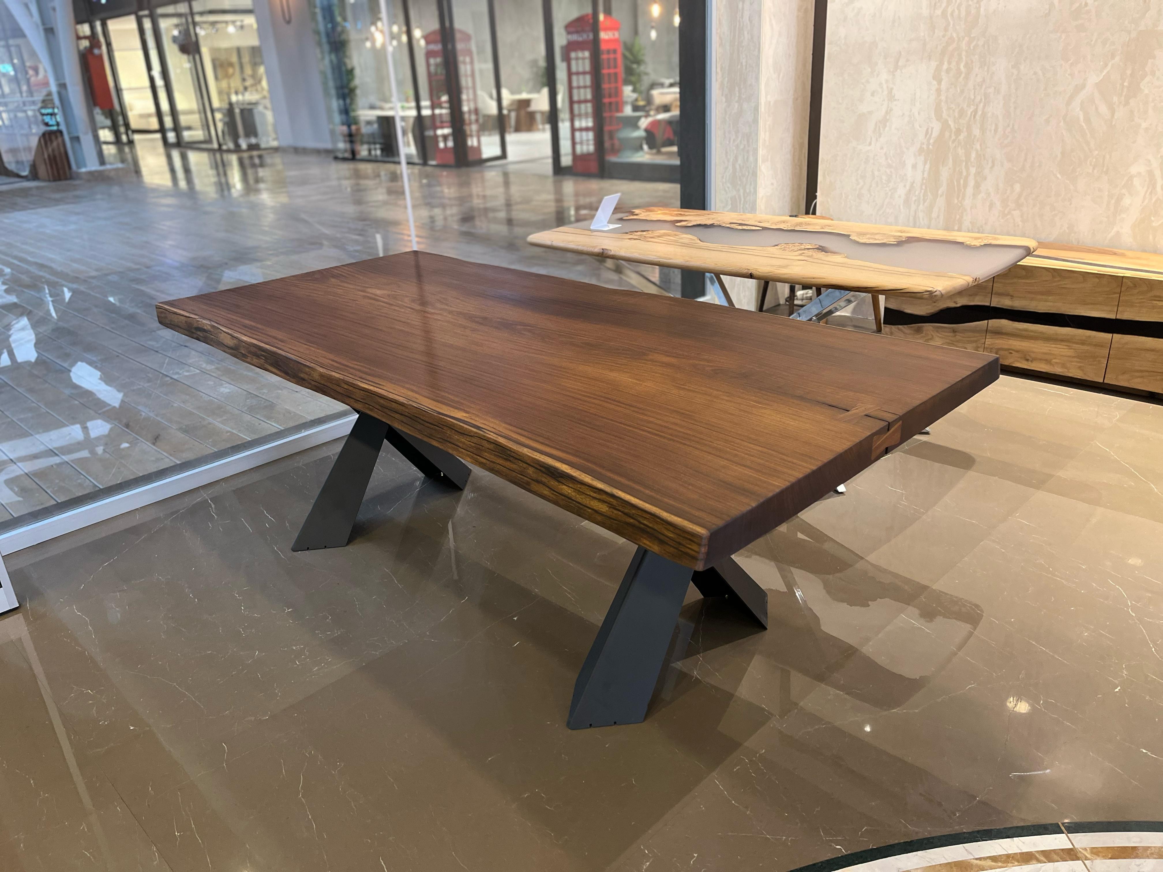 Mesa de comedor de exterior de madera de teca - Madera de teca para exterior - Mesa natural de canto vivo Siglo XXI y contemporáneo en venta