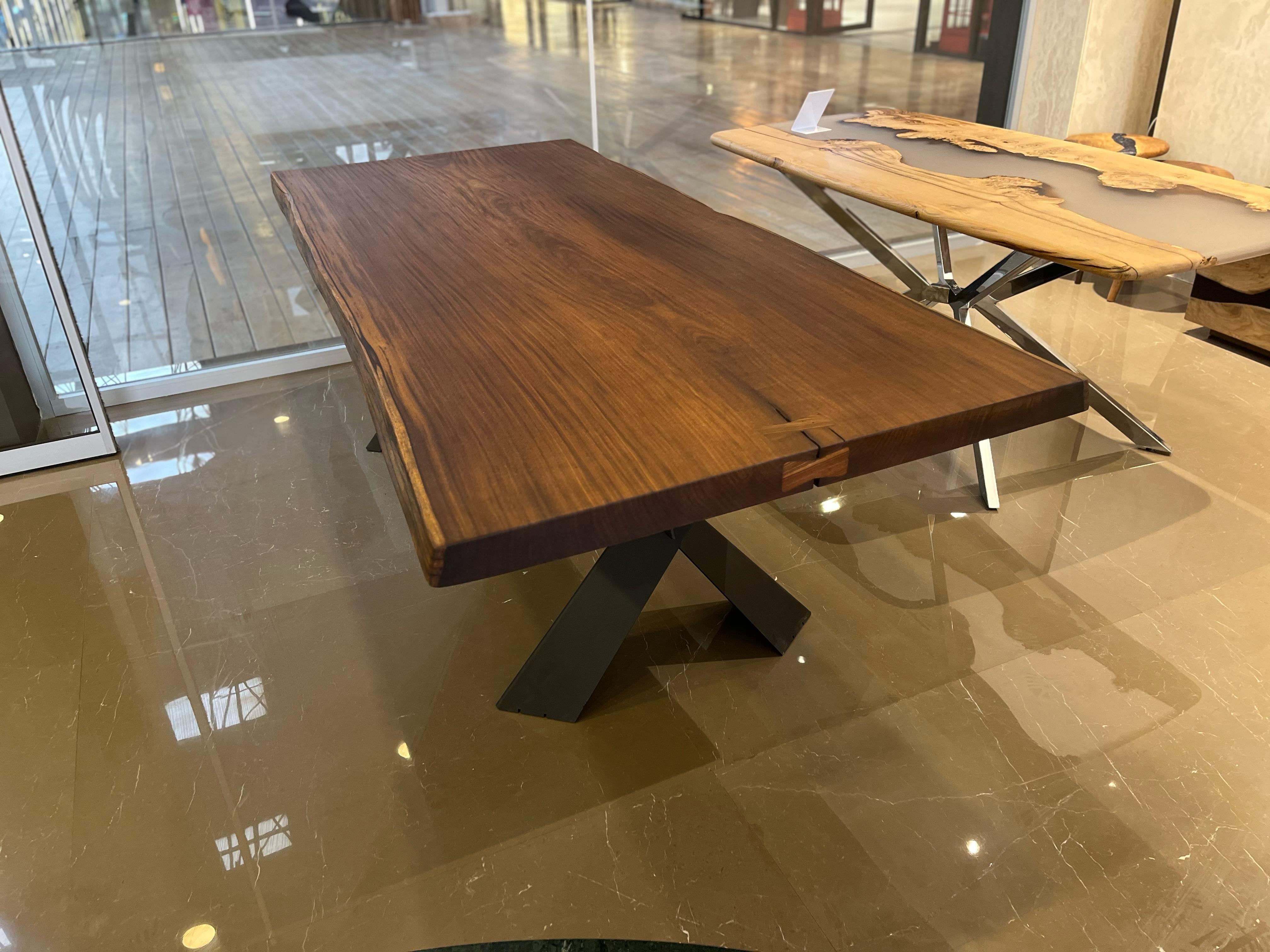 Mesa de comedor de exterior de madera de teca - Madera de teca para exterior - Mesa natural de canto vivo en venta 1