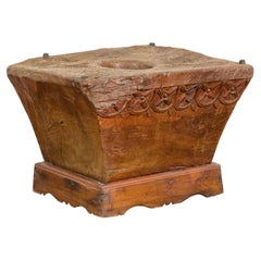 Primitiver Mortar aus Teakholz, umgewandelt in Couchtisch mit geschnitzten Rosetten