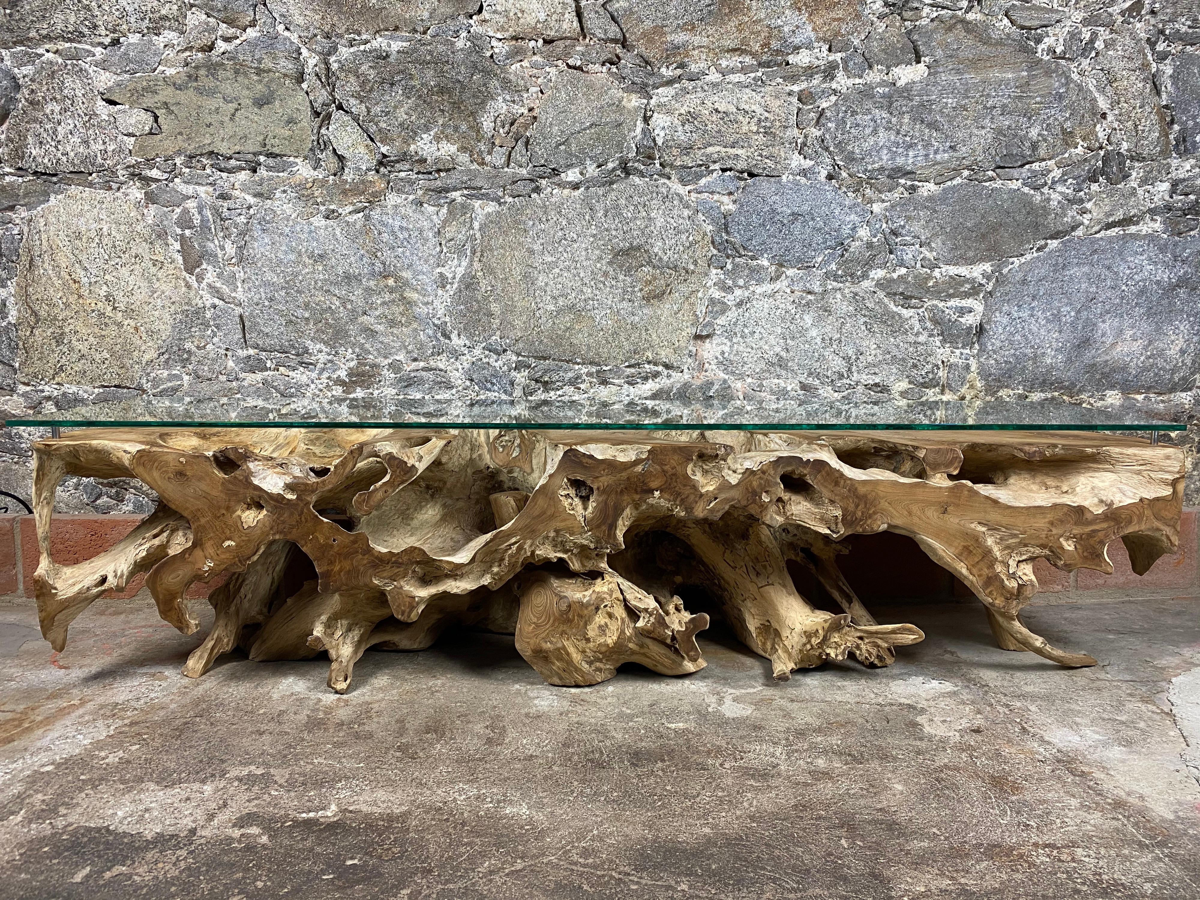 Console murale ou lowboard en teck massif recyclé avec plateau en verre de sécurité. Cette table de console magnifiquement façonnée par la nature a été traitée avec art à partir d'une racine de teck massif. La racine a été blanchie et les surfaces