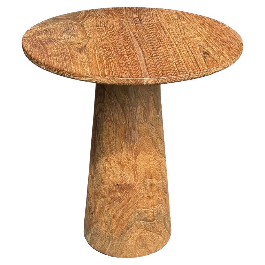 Table d'appoint ronde en bois de teck aux textures étonnantes, organique moderne