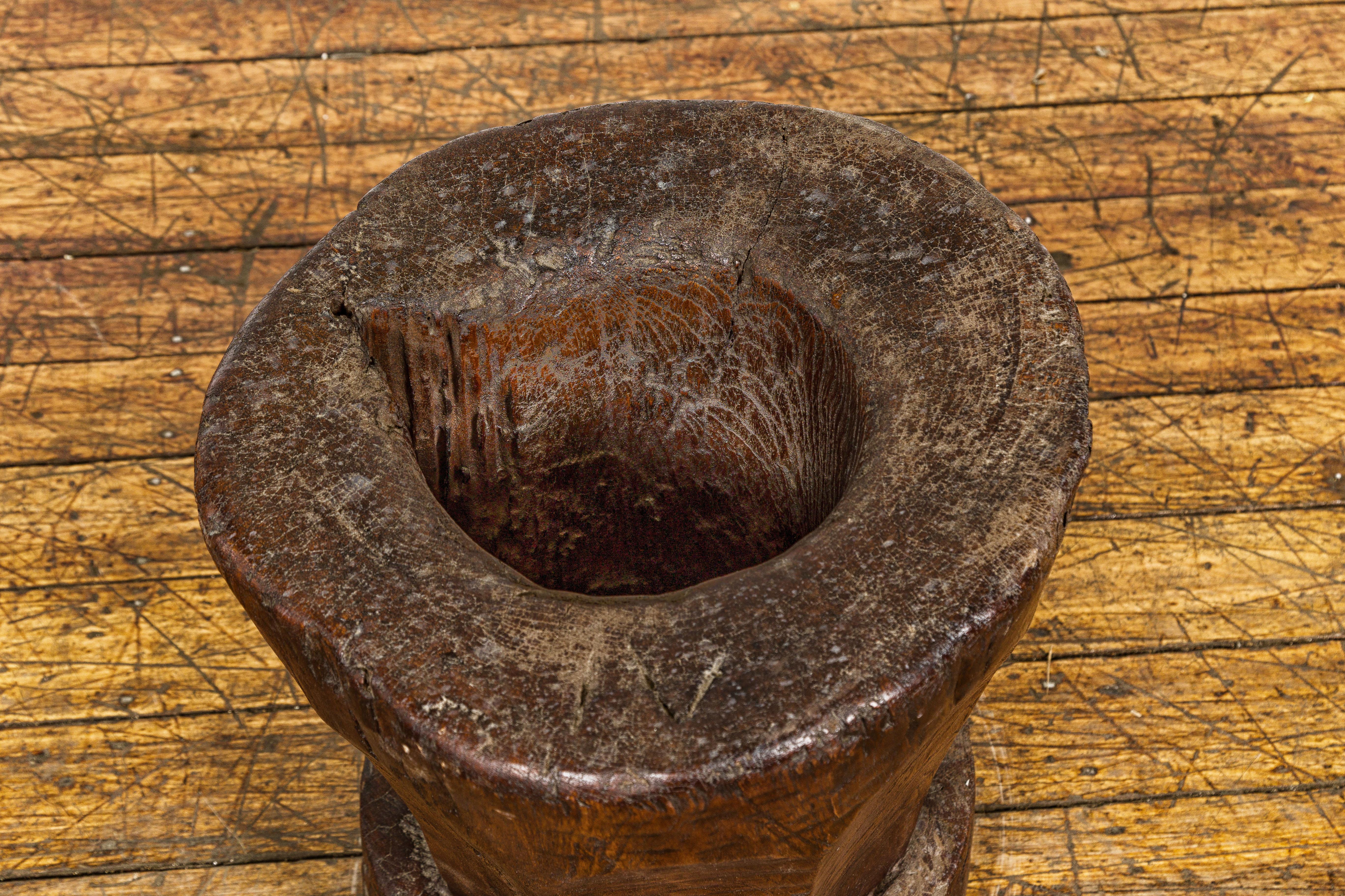 Rustikale Mortarurne aus Teakholz, wiederverwendet als antikes Pflanzgefäß, 19. Jahrhundert im Angebot 3