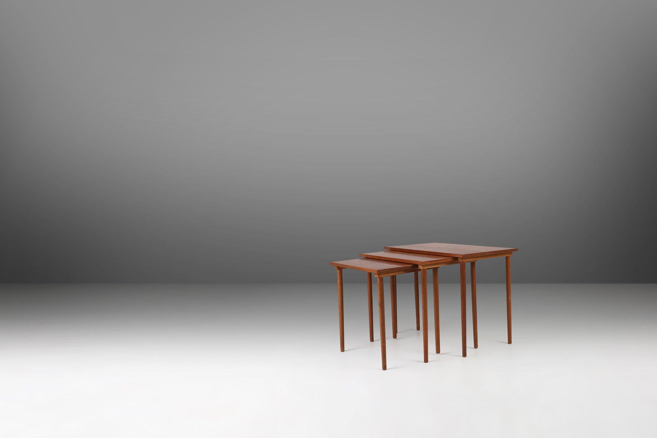 Tavolini da salotto scandinavi in legno di teak, set di 3 Wood, anni '60 in vendita 4