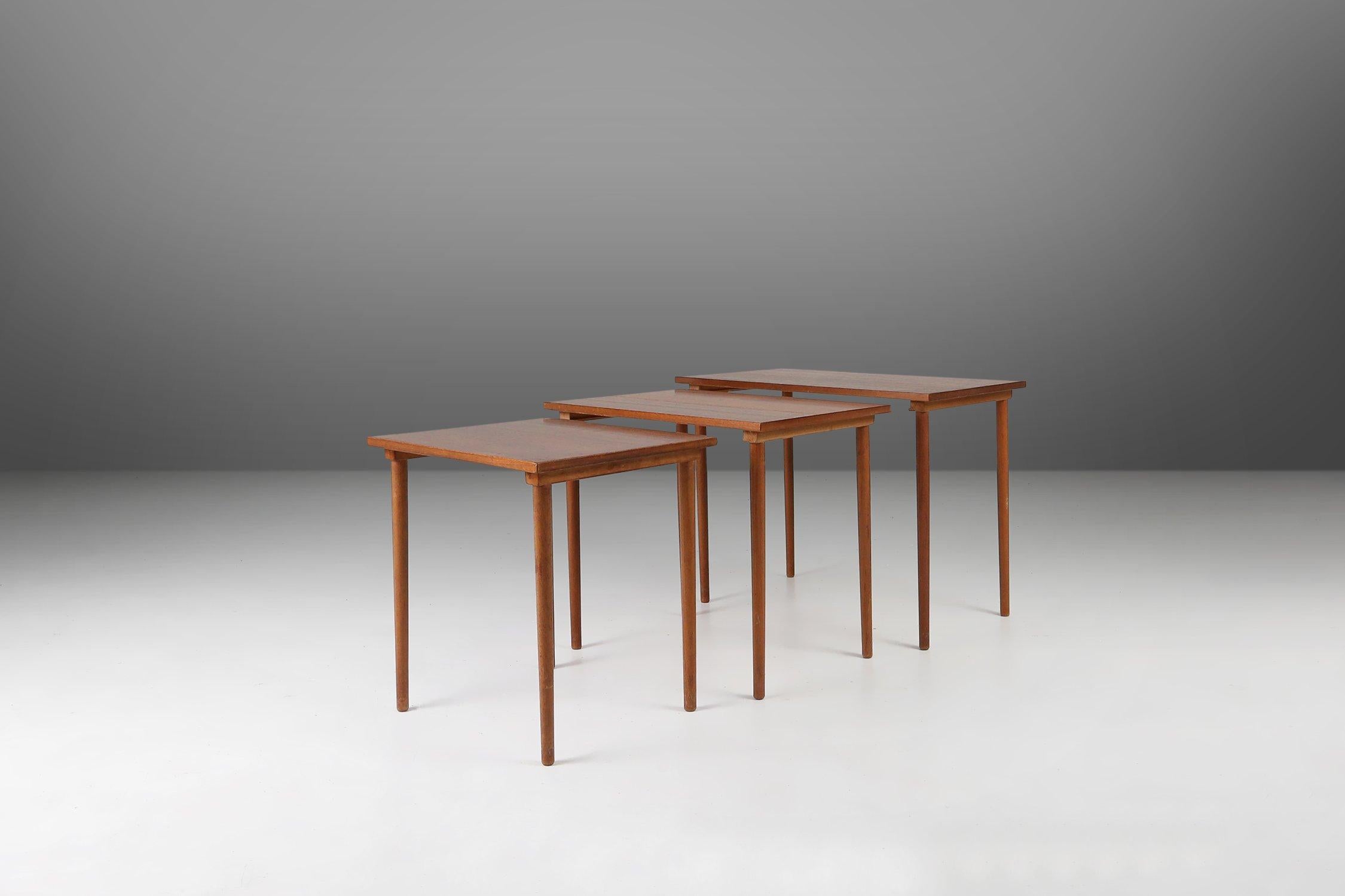 Tavolini da salotto scandinavi in legno di teak, set di 3 Wood, anni '60 in vendita 5
